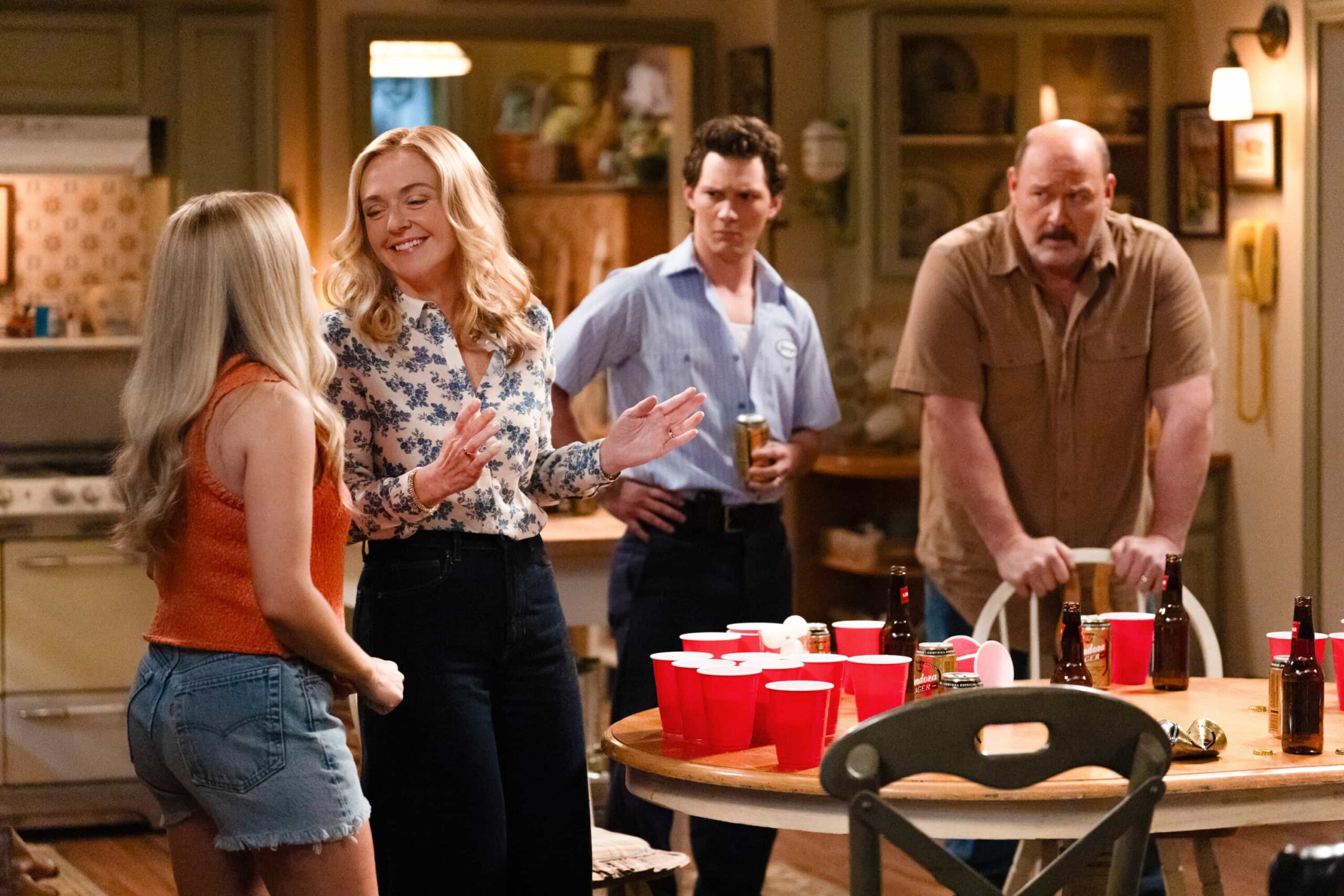 “Heartbreak and the Refuge of the Downtrodden” – Georgie, Mandy and the family do their best to lift Connor’s spirits during a rough patch while Connor tries to figure out a plan for his life, on GEORGIE & MANDY’S FIRST MARRIAGE, Thursday, Nov. 20 (8:00-8:30 PM, ET/PT) on the CBS Television Network, and streaming on Paramount+ (live and on-demand for Paramount+ Premium plan subscribers, or on-demand for Paramount+ Essential subscribers the day after the episode airs)*.  Pictured (L-R): Emily Osment as Mandy, Rachel Bay Jones as Audrey, Montana Jordan as Georgie, and Will Sasso as Jim   Photo Credit: Troy Harvey / 2025 Warner Bros. Entertainment Inc. All Rights Reserved.