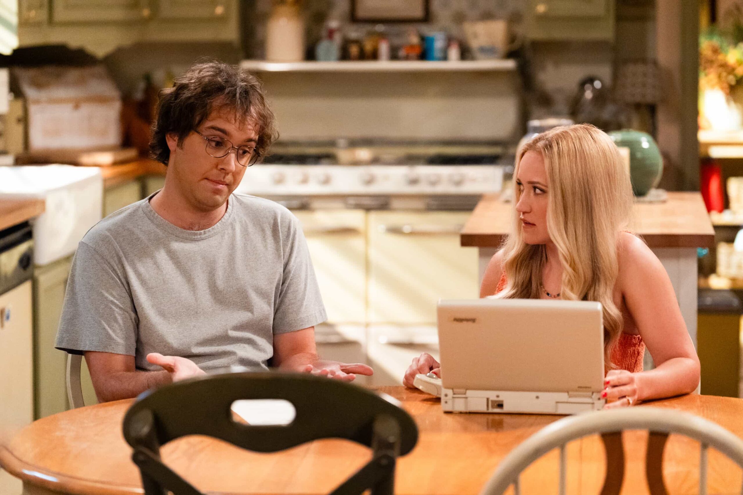 “Heartbreak and the Refuge of the Downtrodden” – Georgie, Mandy and the family do their best to lift Connor’s spirits during a rough patch while Connor tries to figure out a plan for his life, on GEORGIE & MANDY’S FIRST MARRIAGE, Thursday, Nov. 20 (8:00-8:30 PM, ET/PT) on the CBS Television Network, and streaming on Paramount+ (live and on-demand for Paramount+ Premium plan subscribers, or on-demand for Paramount+ Essential subscribers the day after the episode airs)*.  Pictured (L-R): Dougie Baldwin as Connor and Emily Osment as Mandy   Photo Credit: Troy Harvey / 2025 Warner Bros. Entertainment Inc. All Rights Reserved.