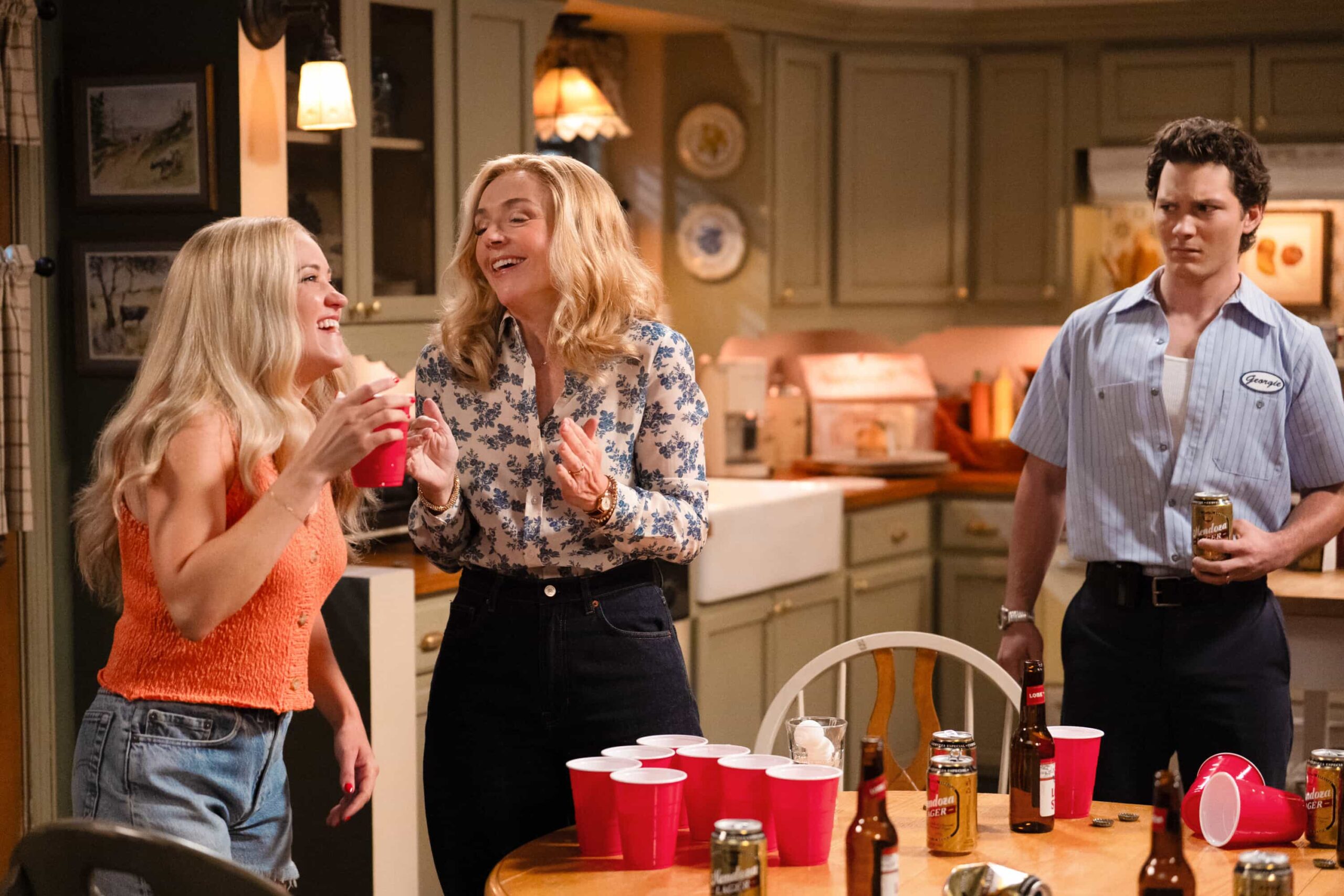 Georgie & Mandy’s First Marriage Season 2 Episode 6 “Heartbreak and the Refuge of the Downtrodden” – Georgie, Mandy and the family do their best to lift Connor’s spirits during a rough patch while Connor tries to figure out a plan for his life, on GEORGIE & MANDY’S FIRST MARRIAGE, Thursday, Nov. 20 (8:00-8:30 PM, ET/PT) on the CBS Television Network, and streaming on Paramount+ (live and on-demand for Paramount+ Premium plan subscribers, or on-demand for Paramount+ Essential subscribers the day after the episode airs)*.  Pictured (L-R): Emily Osment as Mandy, Rachel Bay Jones as Audrey, Montana Jordan as Georgie   Photo Credit: Troy Harvey / 2025 Warner Bros. Entertainment Inc. All Rights Reserved.