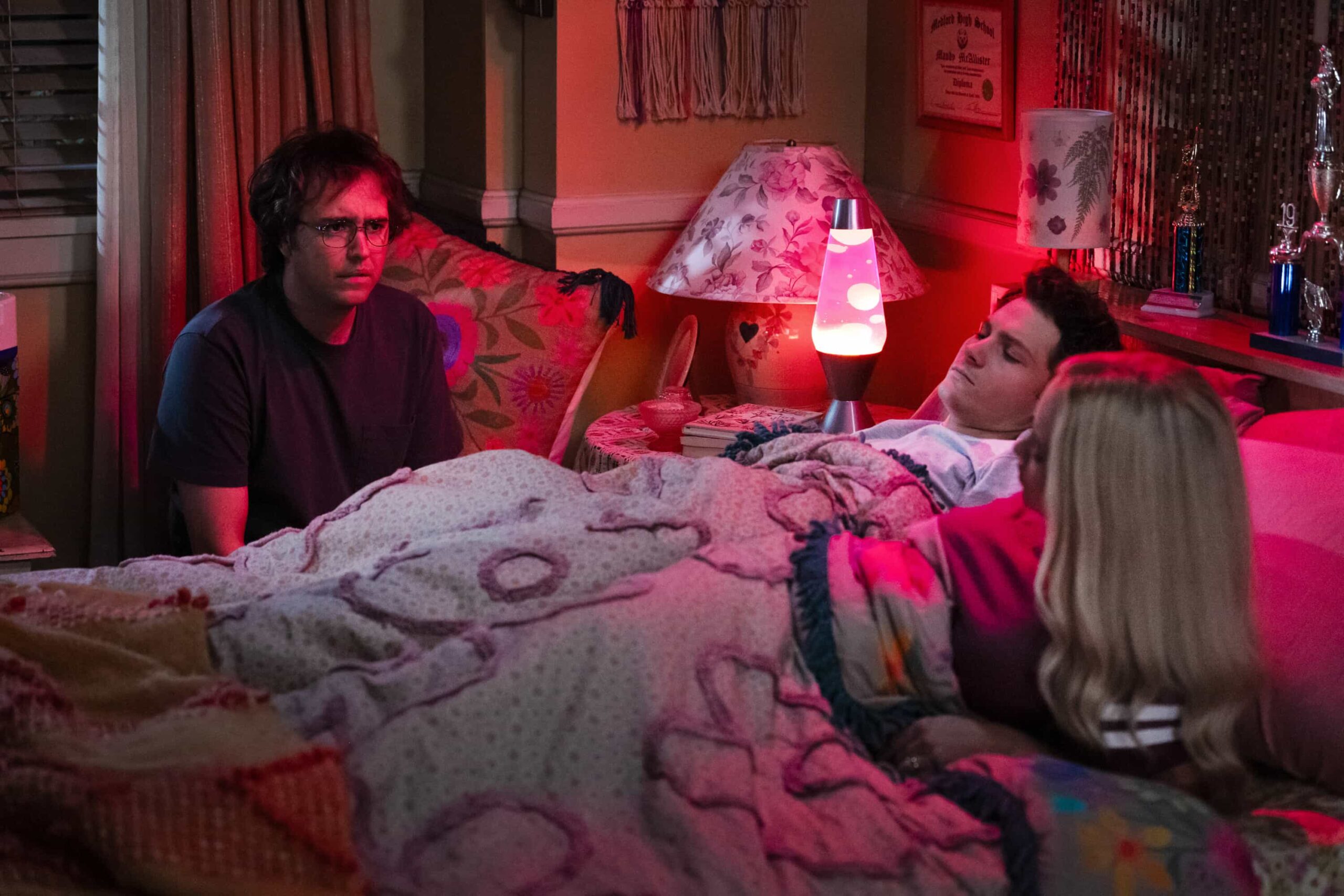 “Heartbreak and the Refuge of the Downtrodden” – Georgie, Mandy and the family do their best to lift Connor’s spirits during a rough patch while Connor tries to figure out a plan for his life, on GEORGIE & MANDY’S FIRST MARRIAGE, Thursday, Nov. 20 (8:00-8:30 PM, ET/PT) on the CBS Television Network, and streaming on Paramount+ (live and on-demand for Paramount+ Premium plan subscribers, or on-demand for Paramount+ Essential subscribers the day after the episode airs)*.  Pictured (L-R): Dougie Baldwin as Connor, Montana Jordan as Georgie, and Emily Osment as Mandy   Photo Credit: Troy Harvey / 2025 Warner Bros. Entertainment Inc. All Rights Reserved.