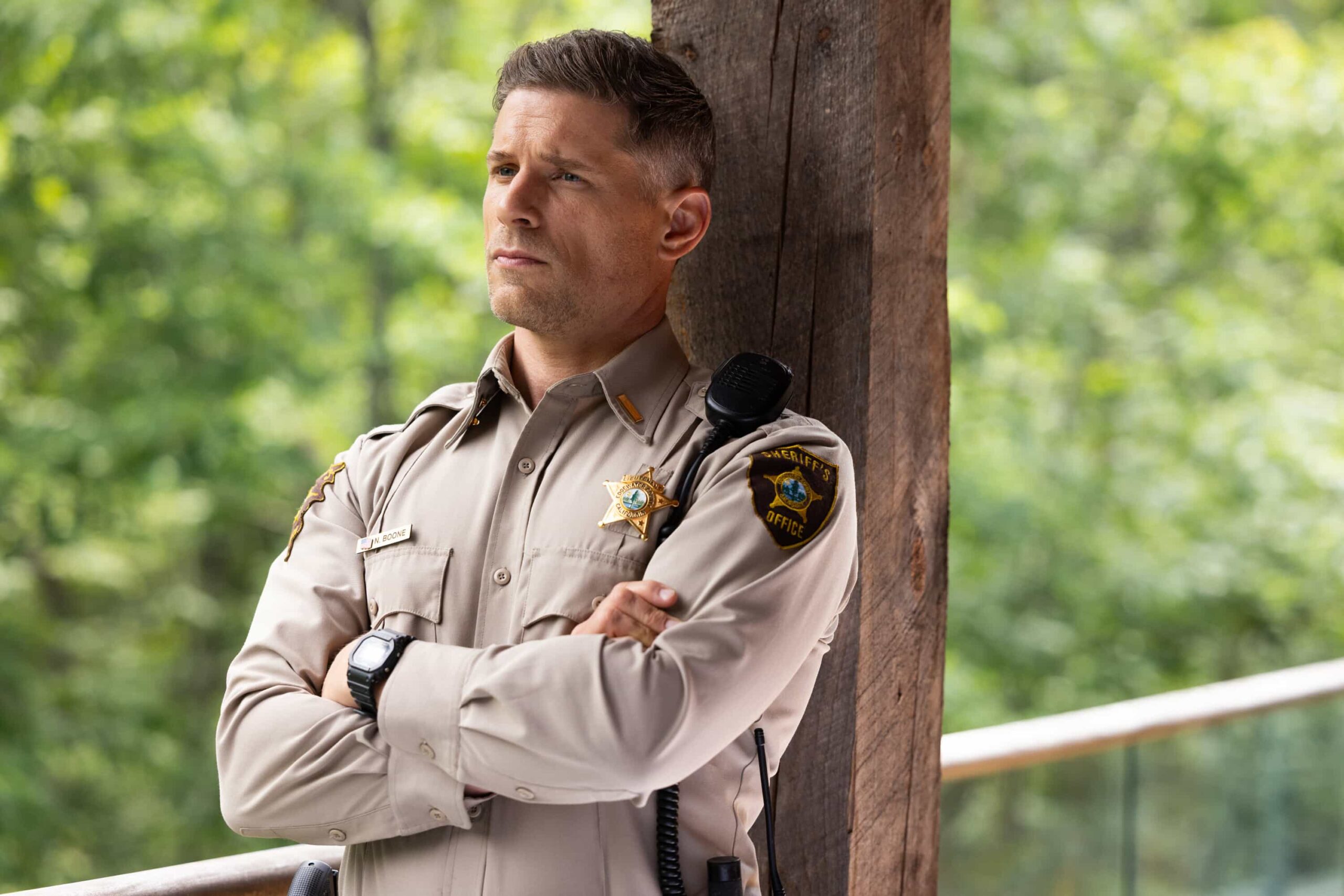 Sheriff Country Season 1 Episode 6 “Exit Interview” – When a body is discovered along the Eel River, Sheriff Mickey Fox and her team launch a homicide investigation that rattles the heart of Edgewater. Meanwhile, Wes risks everything to uncover the truth about the murder, on SHERIFF COUNTRY, Friday, Nov. 21 (8:00-9:00 PM, ET/PT) on the CBS Television Network, and streaming on Paramount+ (live and on-demand for Paramount+ Premium plan subscribers, or on-demand for Paramount+ Essential subscribers the day after the episode airs)*.  Pictured: Matt Lauria as Boone. Photo: Darren Goldstein/CBS ©2025 CBS Broadcasting, Inc. All Rights Reserved.