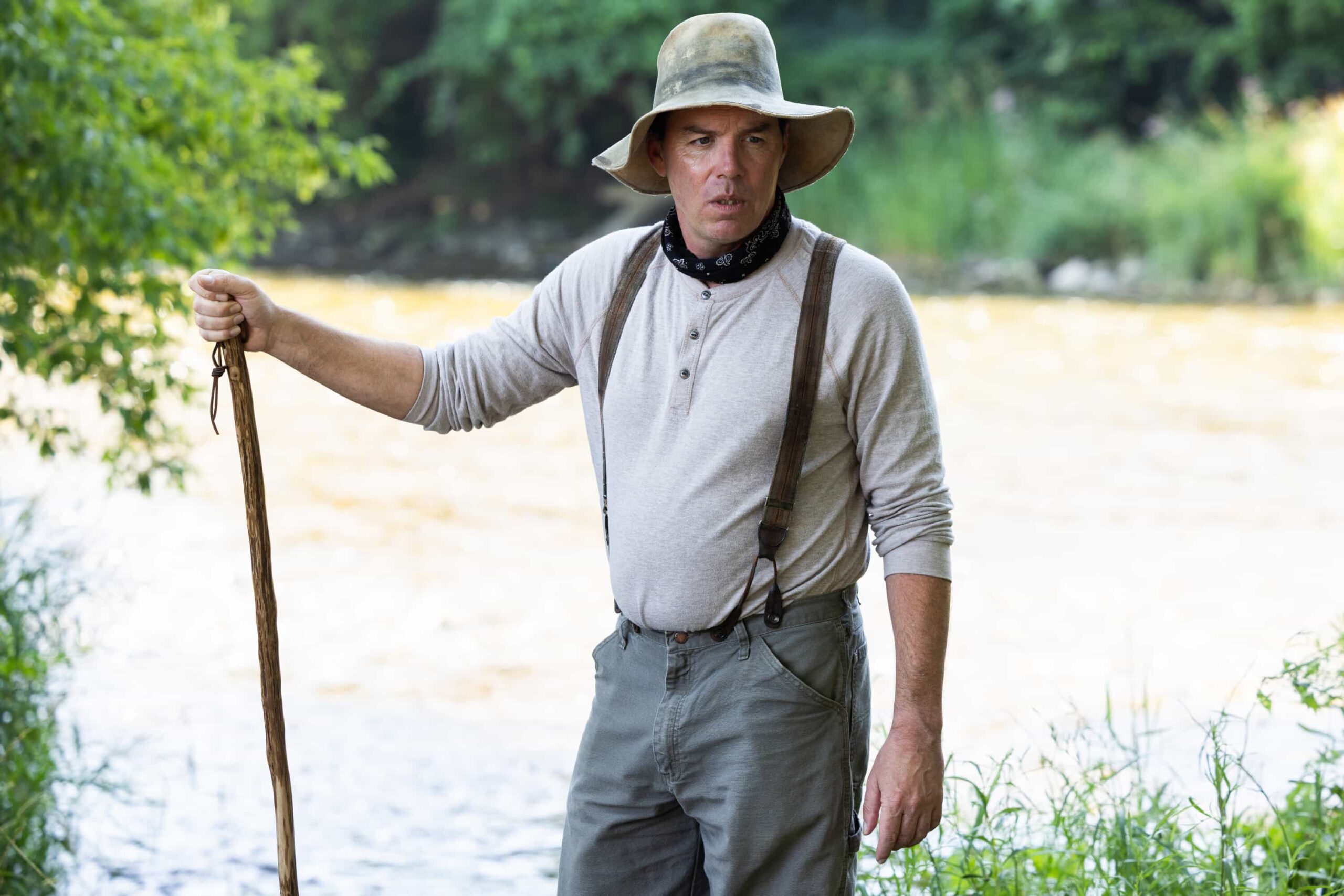 “Exit Interview” – When a body is discovered along the Eel River, Sheriff Mickey Fox and her team launch a homicide investigation that rattles the heart of Edgewater. Meanwhile, Wes risks everything to uncover the truth about the murder, on SHERIFF COUNTRY, Friday, Nov. 21 (8:00-9:00 PM, ET/PT) on the CBS Television Network, and streaming on Paramount+ (live and on-demand for Paramount+ Premium plan subscribers, or on-demand for Paramount+ Essential subscribers the day after the episode airs)*.  Pictured: Brad Austin as Guide. Photo: Darren Goldstein/CBS ©2025 CBS Broadcasting, Inc. All Rights Reserved.