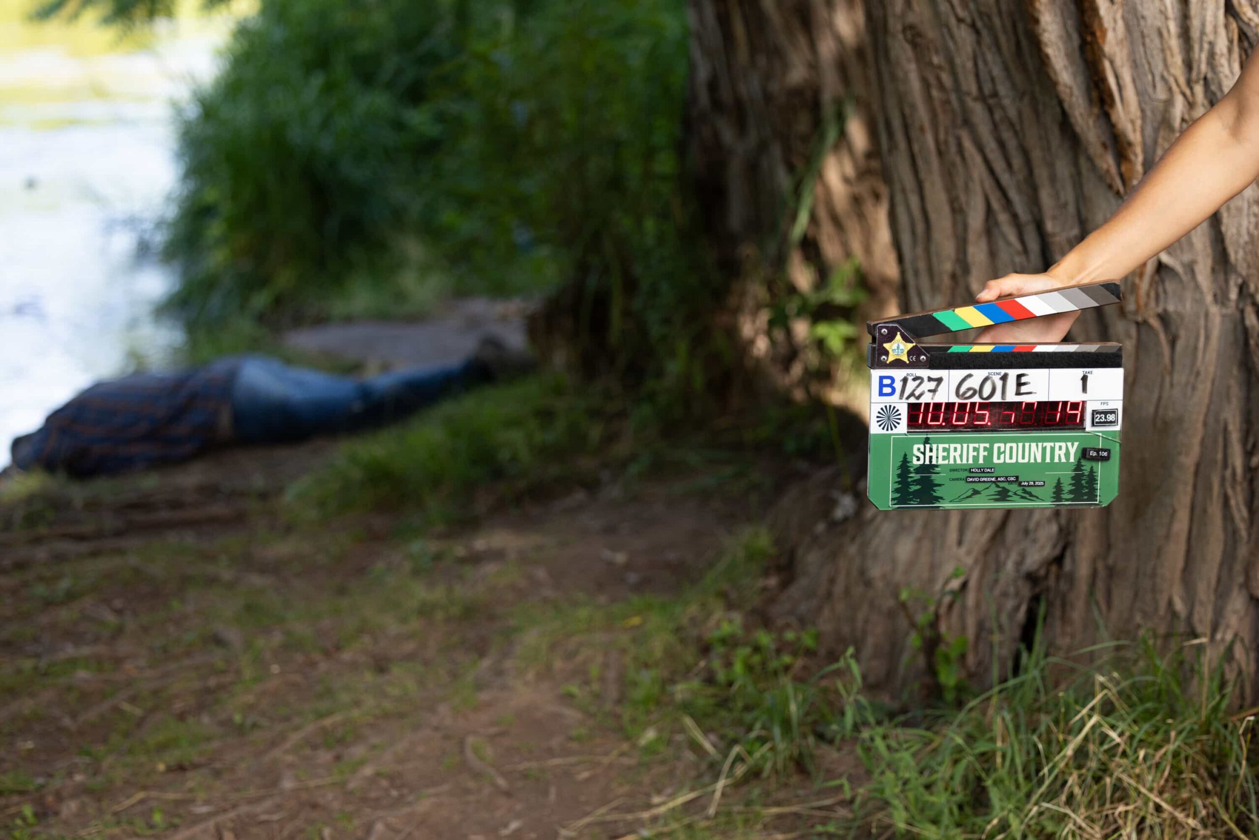 “Exit Interview” BTS – When a body is discovered along the Eel River, Sheriff Mickey Fox and her team launch a homicide investigation that rattles the heart of Edgewater. Meanwhile, Wes risks everything to uncover the truth about the murder, on SHERIFF COUNTRY, Friday, Nov. 21 (8:00-9:00 PM, ET/PT) on the CBS Television Network, and streaming on Paramount+ (live and on-demand for Paramount+ Premium plan subscribers, or on-demand for Paramount+ Essential subscribers the day after the episode airs)*.  Pictured: Crime Scene. Photo: Darren Goldstein/CBS ©2025 CBS Broadcasting, Inc. All Rights Reserved.