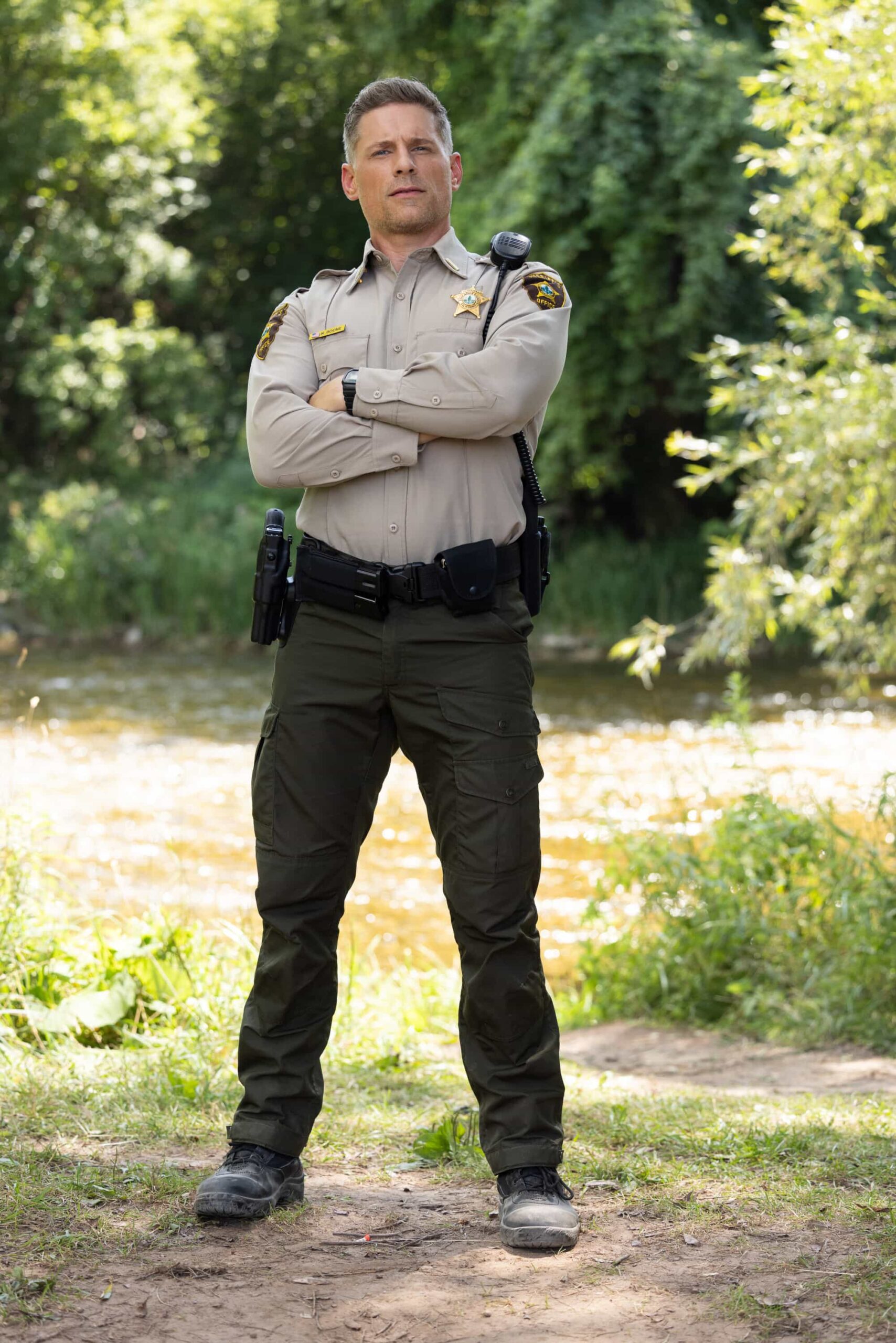 “Exit Interview” – When a body is discovered along the Eel River, Sheriff Mickey Fox and her team launch a homicide investigation that rattles the heart of Edgewater. Meanwhile, Wes risks everything to uncover the truth about the murder, on SHERIFF COUNTRY, Friday, Nov. 21 (8:00-9:00 PM, ET/PT) on the CBS Television Network, and streaming on Paramount+ (live and on-demand for Paramount+ Premium plan subscribers, or on-demand for Paramount+ Essential subscribers the day after the episode airs)*.  Pictured: Matt Lauria. Photo: Darren Goldstein/CBS ©2025 CBS Broadcasting, Inc. All Rights Reserved.