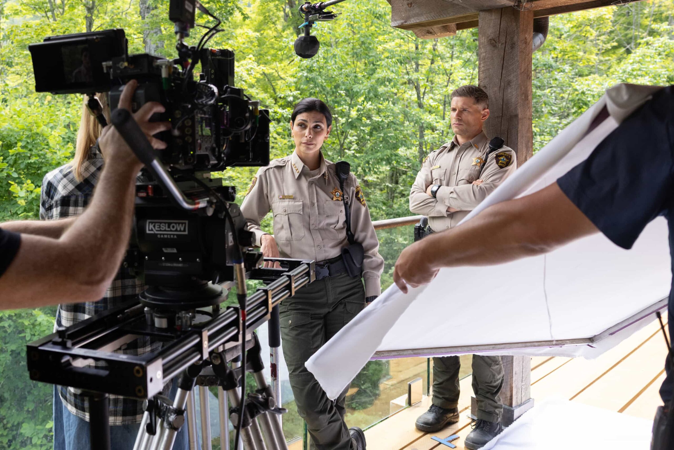 “Exit Interview” – When a body is discovered along the Eel River, Sheriff Mickey Fox and her team launch a homicide investigation that rattles the heart of Edgewater. Meanwhile, Wes risks everything to uncover the truth about the murder, on SHERIFF COUNTRY, Friday, Nov. 21 (8:00-9:00 PM, ET/PT) on the CBS Television Network, and streaming on Paramount+ (live and on-demand for Paramount+ Premium plan subscribers, or on-demand for Paramount+ Essential subscribers the day after the episode airs)*.  Pictured: Morena Baccarin and Matt Lauria. Photo: Darren Goldstein/CBS ©2025 CBS Broadcasting, Inc. All Rights Reserved.