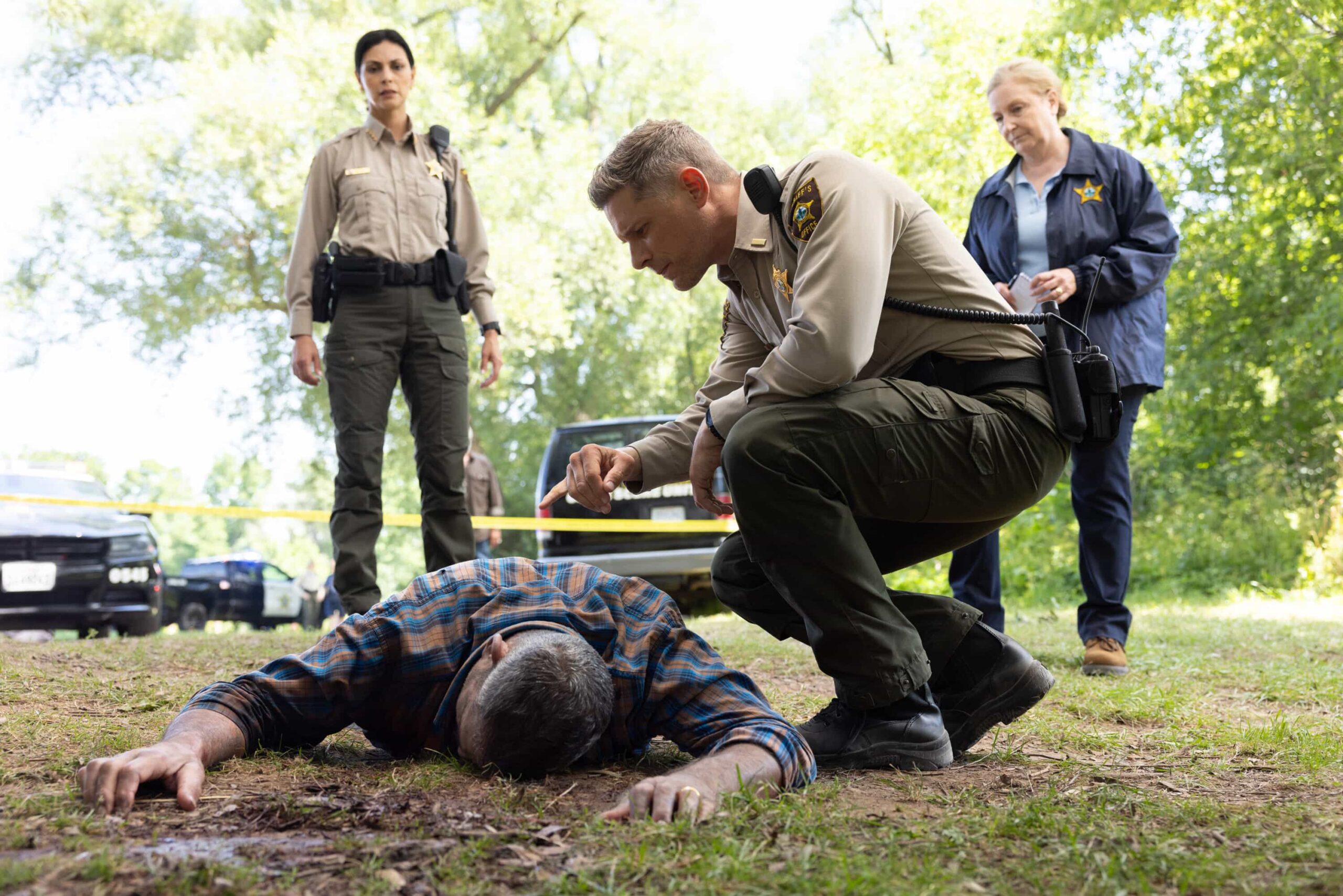 “Exit Interview” – When a body is discovered along the Eel River, Sheriff Mickey Fox and her team launch a homicide investigation that rattles the heart of Edgewater. Meanwhile, Wes risks everything to uncover the truth about the murder, on SHERIFF COUNTRY, Friday, Nov. 21 (8:00-9:00 PM, ET/PT) on the CBS Television Network, and streaming on Paramount+ (live and on-demand for Paramount+ Premium plan subscribers, or on-demand for Paramount+ Essential subscribers the day after the episode airs)*.  Pictured: Morena Baccarin as Sheriff Mickey Fox, Matt Lauria as Boone and Catherine McNally as Carly. Photo: Darren Goldstein/CBS ©2025 CBS Broadcasting, Inc. All Rights Reserved.