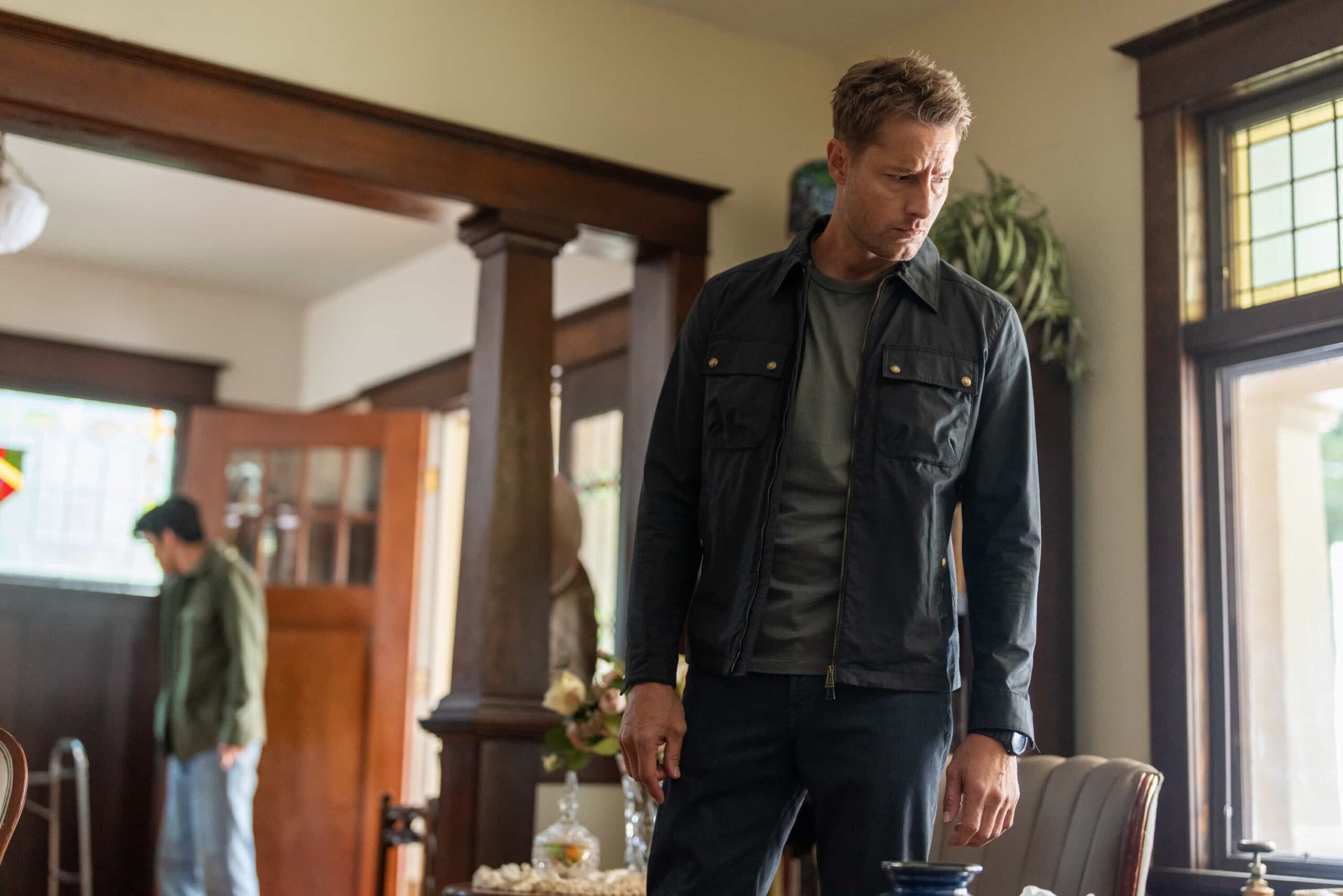 “Angel” – When a crime scene cleaner disappears, Colter discovers her fascination with true crime, which may have led her into dangerous territory. As he follows her trail, Colter uncovers a group of amateur sleuths whose hunt for a killer puts everyone at risk, Sunday, Nov. 23 (8:00-9:00 PM, ET/PT) on the CBS Television Network, and streaming on Paramount+ (live and on-demand for Paramount+ Premium plan subscribers, or on-demand for Paramount+ Essential subscribers the day after the episode airs)*. Pictured: Justin Hartley as Colter Shaw. Photo: Darko Sikman/CBS ©2025 CBS Broadcasting, Inc. All Rights Reserved.