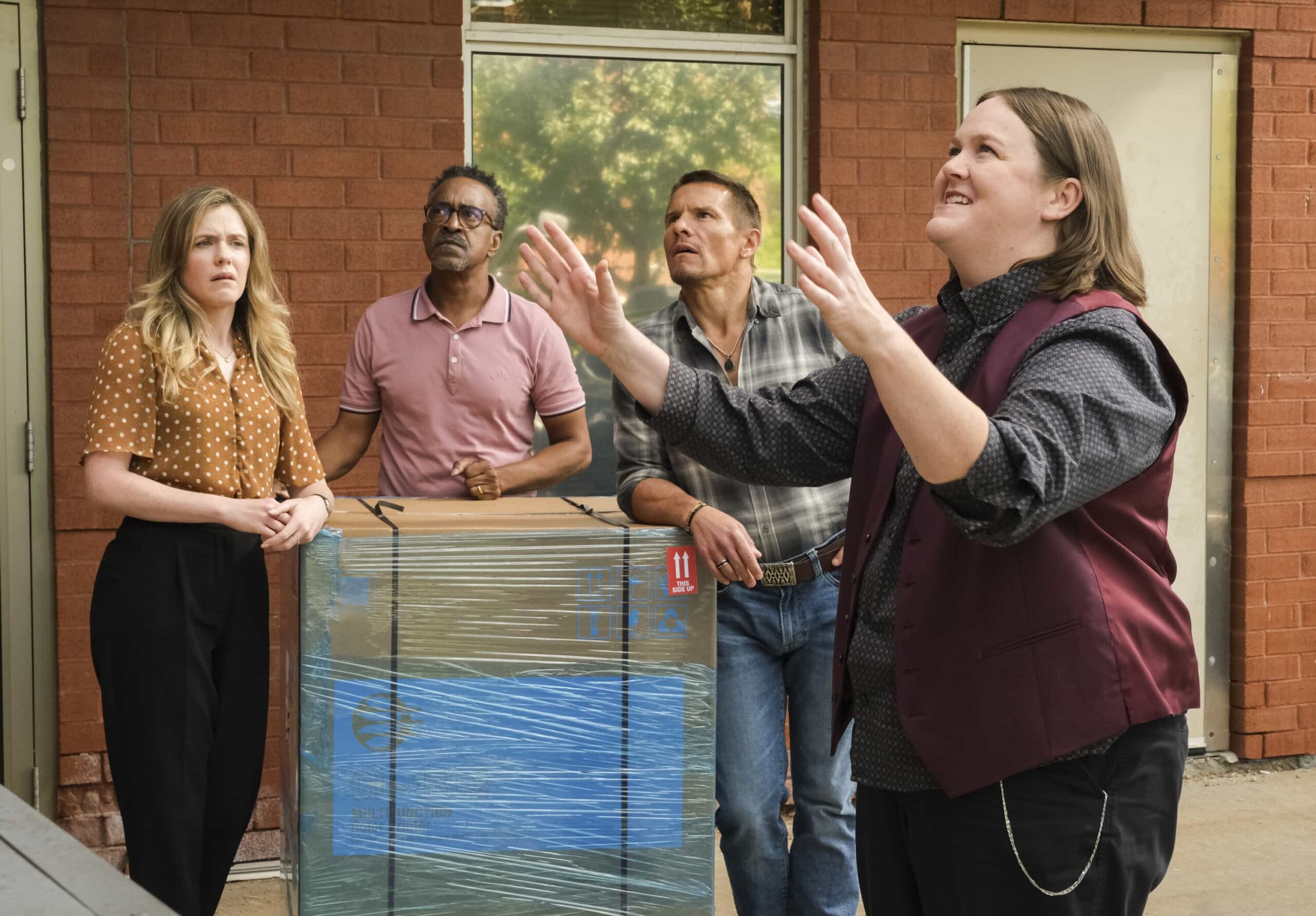 DMV Season 1 Episode 7  “There Is No I in DMV” – Barb takes the team on a field trip to the rival North Hollywood branch to learn the secrets of their success. She begins to doubt herself after meeting their charismatic manager, Beau (Randall Park). Meanwhile, Gregg and Vic get in Colette’s head that Noa prefers risk-takers, on DMV, Monday, Nov. 24 (9:30-10:00 PM, ET/PT) on the CBS Television Network, and streaming on Paramount+ (live and on-demand for Paramount+ Premium plan subscribers, or on-demand for Paramount+ Essential subscribers the day after the episode airs)*. Pictured L to R: Harriet Dyer as Colette, Tim Meadows as Gregg, Tony Cavalero as Vic, and Molly Kearney as Barbara. Photo: Bertrand Calmeau/CBS ©2025 CBS Broadcasting, Inc. All Rights Reserved.