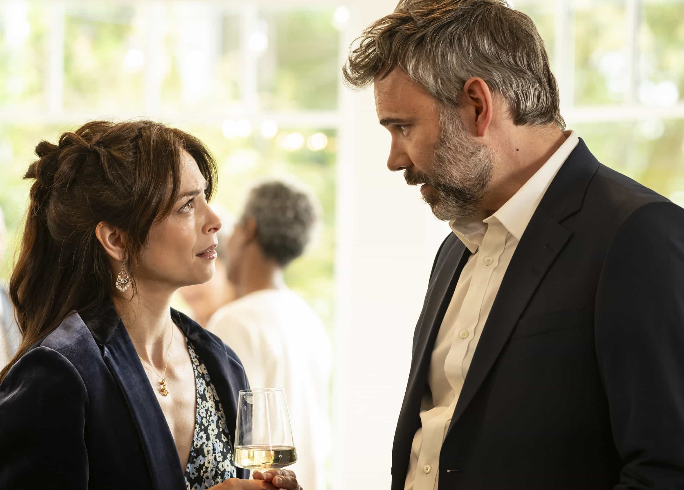 Murder in a Small Town Season 2 Episode 9 : L-R: Kristin Kreuk and Rossif Sutherland in the "Fall of Holman" episode of MURDER IN A SMALL TOWN airing Tuesday, Nov. 25 (8:00-9:00PM ET/PT) on FOX. ©2025 Fox Media LLC. CR: Kailey Schwerman/ FOX.