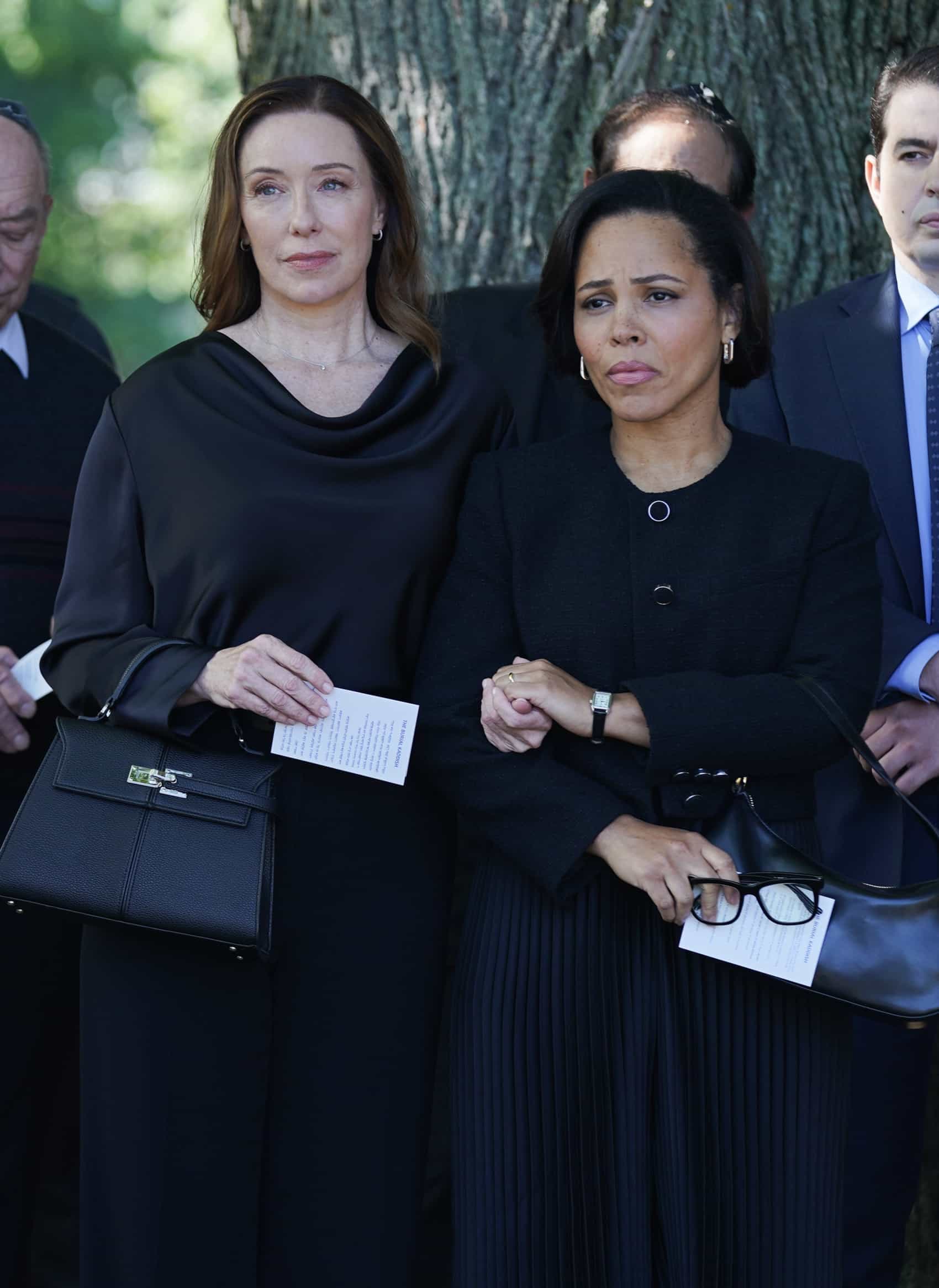 DOC Season 2 Episode 9 “Kaddish” – Photos, Plot, & Tune-In Details 13 Doc Season 2 Episode 9 : L-R: Molly Parker and Amirah Vann in the "Kaddish" episode of DOC airing Tuesday, Nov. 25 (8:00-9:00 PM ET/PT) on FOX. CR: John Medland/FOX. ©2025 FOX Media LLC.