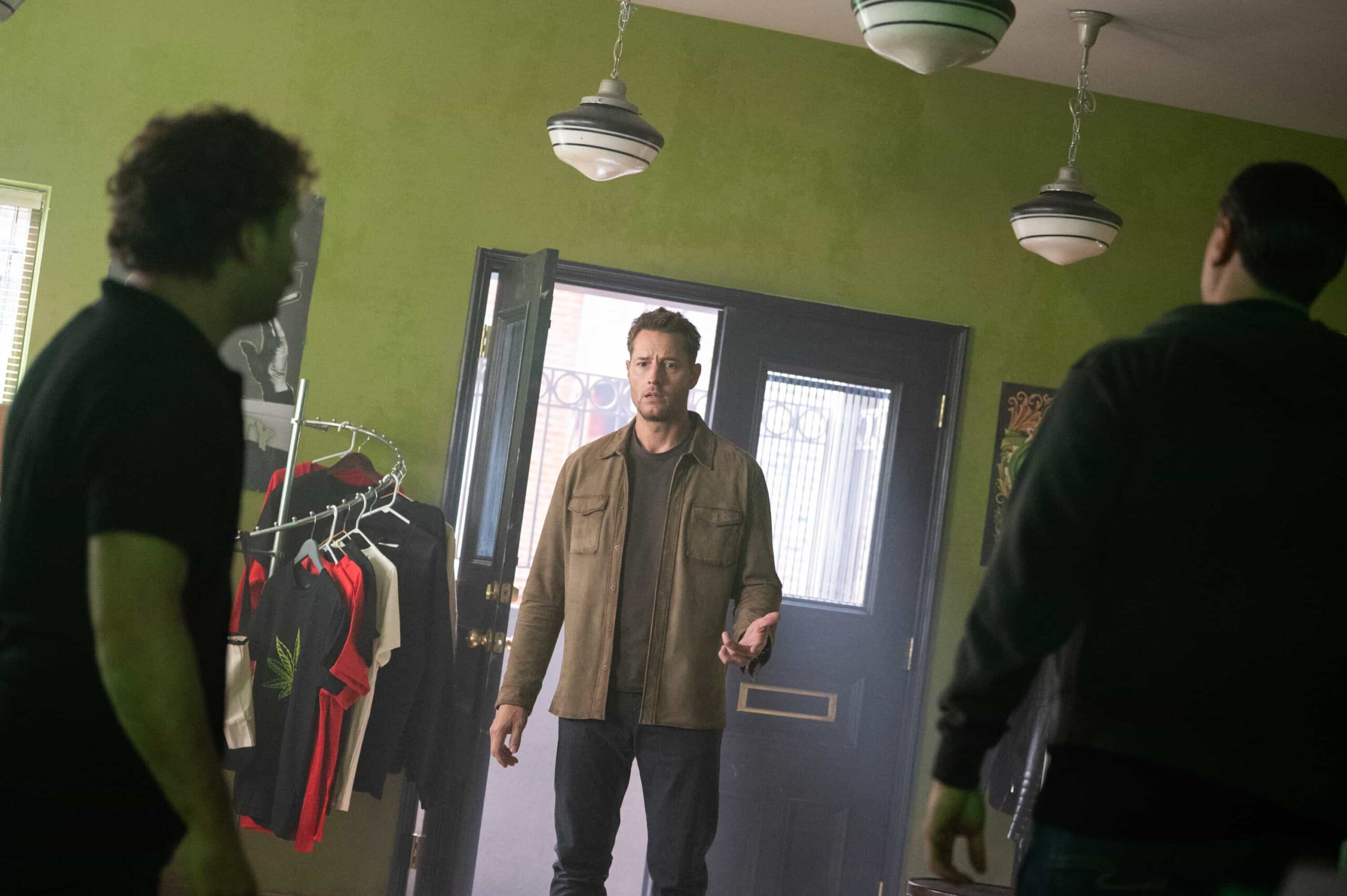 Tracker Season 3 Episode 7 “Eat the Rich” – When chasing down leads about his father’s past, Colter meets a man desperate to find his daughter who vanished while working a courier route. As Colter retraces his steps, he’s pulled into an orbit of a wealthy family and their ruthless fixer, who will stop at nothing to keep their secrets buried, Sunday, Nov. 30 (8:30-9:30 PM, ET/8:00-9:00 PM, PT) on the CBS Television Network, and streaming on Paramount+ (live and on-demand for Paramount+ Premium plan subscribers, or on-demand for Paramount+ Essential subscribers the day after the episode airs)*. Pictured: Justin Hartley as Colter Shaw. Photo: Sergei Bachlakov/CBS ©2025 CBS Broadcasting, Inc. All Rights Reserved.