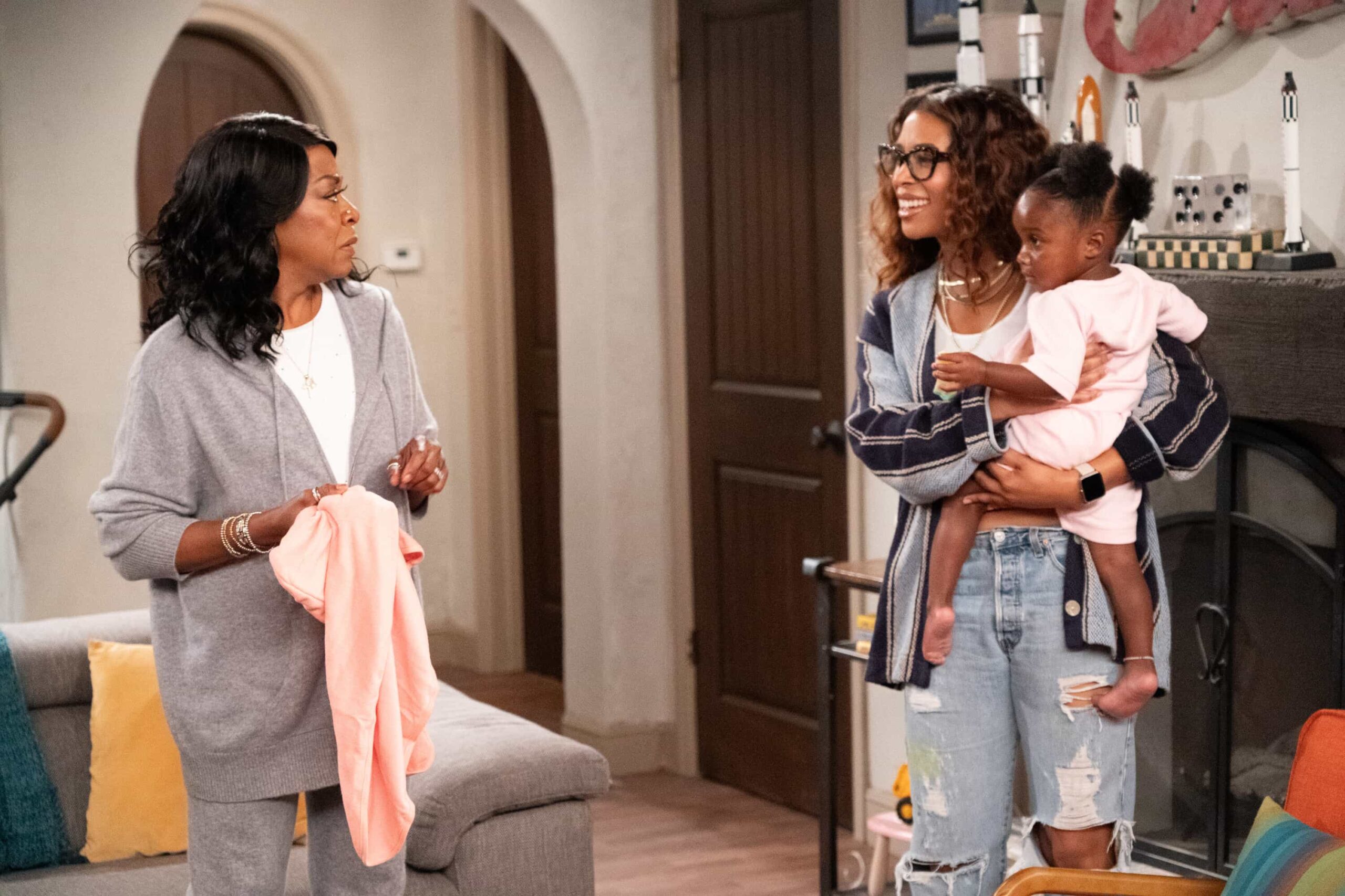 The Neighborhood Season 8 Episode 7 “Welcome to Babies and Bathwater” – Dave’s ambitious home improvement plans take a turn, prompting Calvin to step in, while Malcolm seeks Gemma’s help to overcome writer’s block. Meanwhile, Tina’s suggestion for Daphne sparks a parenting dilemma for Courtney, on THE NEIGHBORHOOD, Monday, Dec. 1 at a special time (8:30-9:00 PM, ET/PT) on the CBS Television Network, and streaming on Paramount+ (live and on-demand for Paramount+ Premium subscribers, or on-demand for Paramount+ Essential subscribers the day after the episode airs)*. Pictured: Tichina Arnold as Tina, Skye Townsend as Courtney and Ky’elle and Ky’aire Delery as Baby Daphne. Photo: Monty Brinton/CBS ©2025 CBS Broadcasting, Inc. All Rights Reserved.