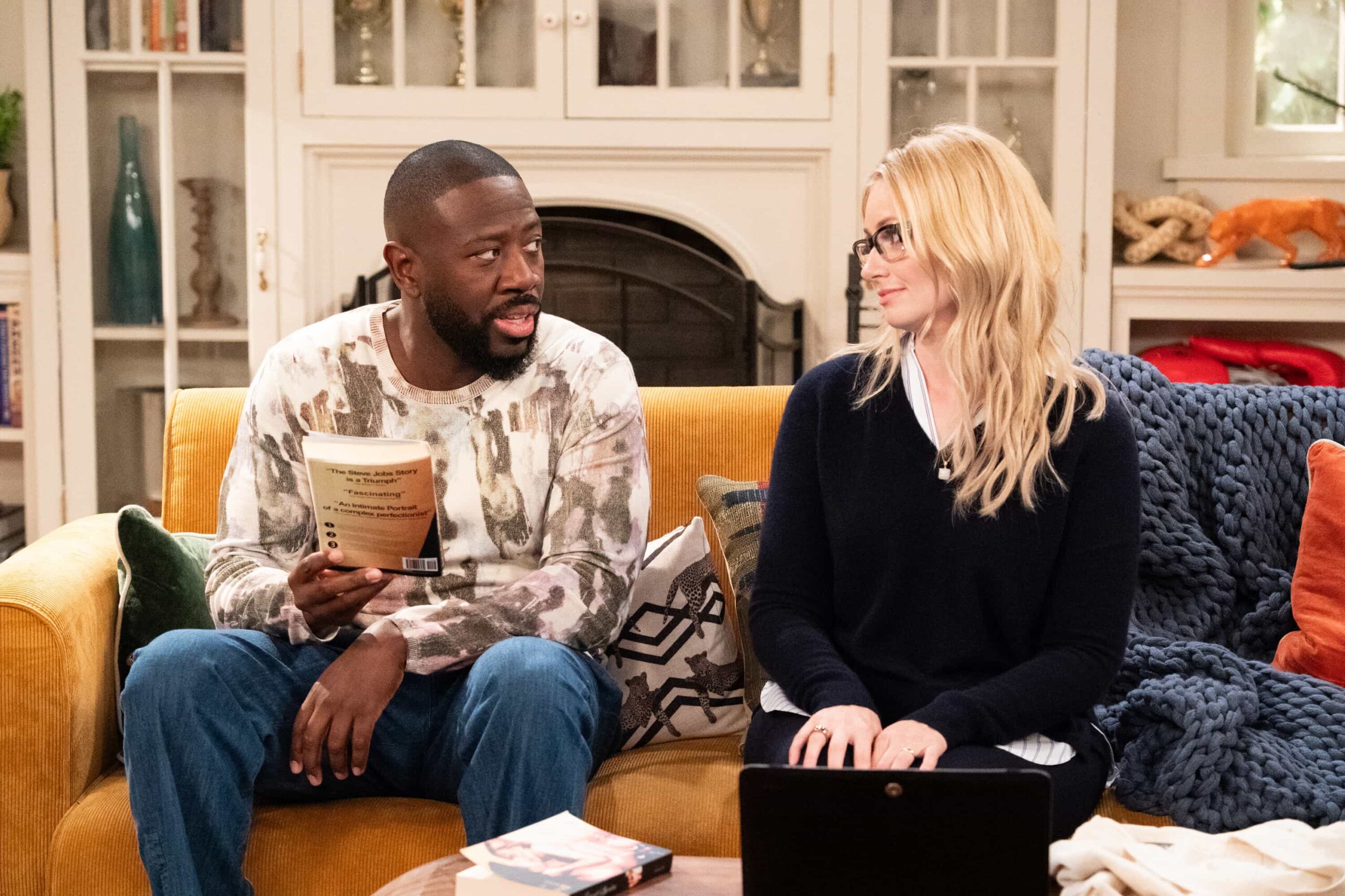 “Welcome to Babies and Bathwater” – Dave’s ambitious home improvement plans take a turn, prompting Calvin to step in, while Malcolm seeks Gemma’s help to overcome writer’s block. Meanwhile, Tina’s suggestion for Daphne sparks a parenting dilemma for Courtney, on THE NEIGHBORHOOD, Monday, Dec. 1 at a special time (8:30-9:00 PM, ET/PT) on the CBS Television Network, and streaming on Paramount+ (live and on-demand for Paramount+ Premium subscribers, or on-demand for Paramount+ Essential subscribers the day after the episode airs)*. Pictured: Sheaun McKinney as Malcolm and Beth Behrs as Gemma. Photo: Monty Brinton/CBS ©2025 CBS Broadcasting, Inc. All Rights Reserved.