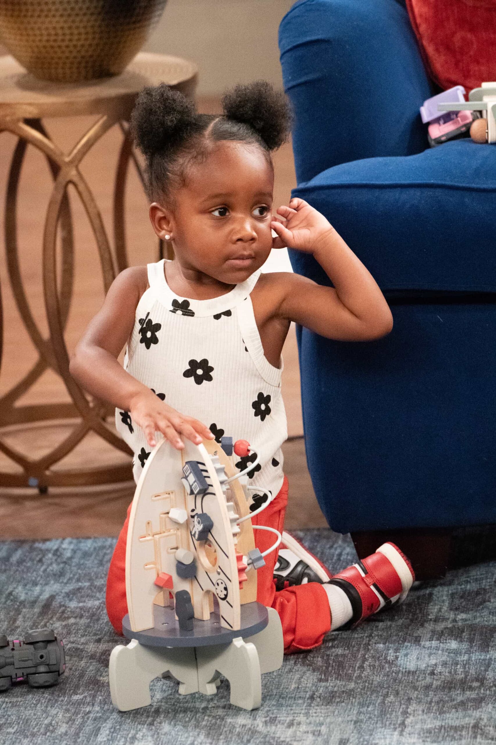 The Neighborhood Season 8 Episode 7 “Welcome to Babies and Bathwater” – Dave’s ambitious home improvement plans take a turn, prompting Calvin to step in, while Malcolm seeks Gemma’s help to overcome writer’s block. Meanwhile, Tina’s suggestion for Daphne sparks a parenting dilemma for Courtney, on THE NEIGHBORHOOD, Monday, Dec. 1 at a special time (8:30-9:00 PM, ET/PT) on the CBS Television Network, and streaming on Paramount+ (live and on-demand for Paramount+ Premium subscribers, or on-demand for Paramount+ Essential subscribers the day after the episode airs)*. Pictured: Ky’elle and Ky’aire Delery as Baby Daphne. Photo: Monty Brinton/CBS ©2025 CBS Broadcasting, Inc. All Rights Reserved.