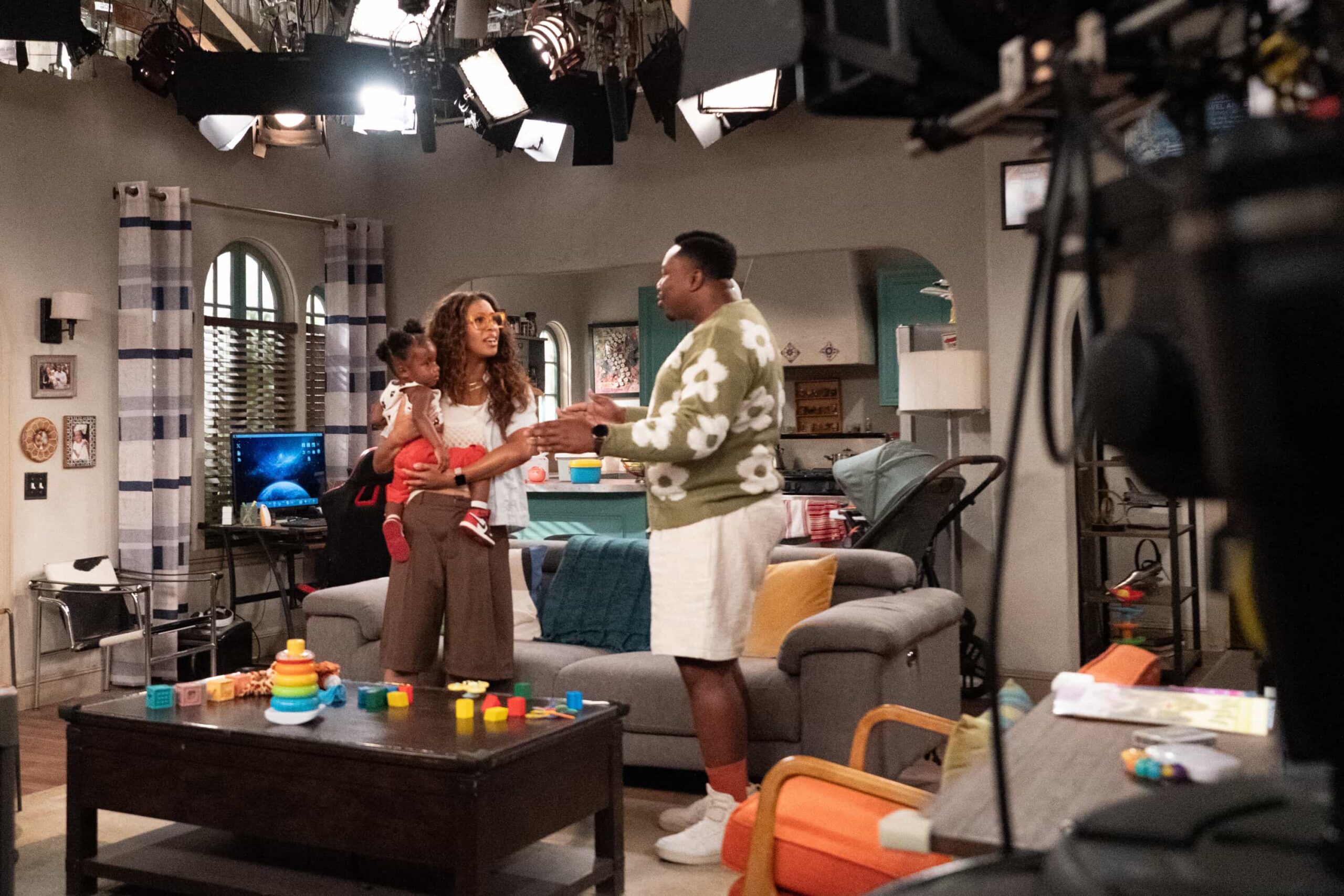 “Welcome to Babies and Bathwater” – Dave’s ambitious home improvement plans take a turn, prompting Calvin to step in, while Malcolm seeks Gemma’s help to overcome writer’s block. Meanwhile, Tina’s suggestion for Daphne sparks a parenting dilemma for Courtney, on THE NEIGHBORHOOD, Monday, Dec. 1 at a special time (8:30-9:00 PM, ET/PT) on the CBS Television Network, and streaming on Paramount+ (live and on-demand for Paramount+ Premium subscribers, or on-demand for Paramount+ Essential subscribers the day after the episode airs)*. Pictured: Skye Townsend and Marcel Spears. Photo: Monty Brinton/CBS ©2025 CBS Broadcasting, Inc. All Rights Reserved.