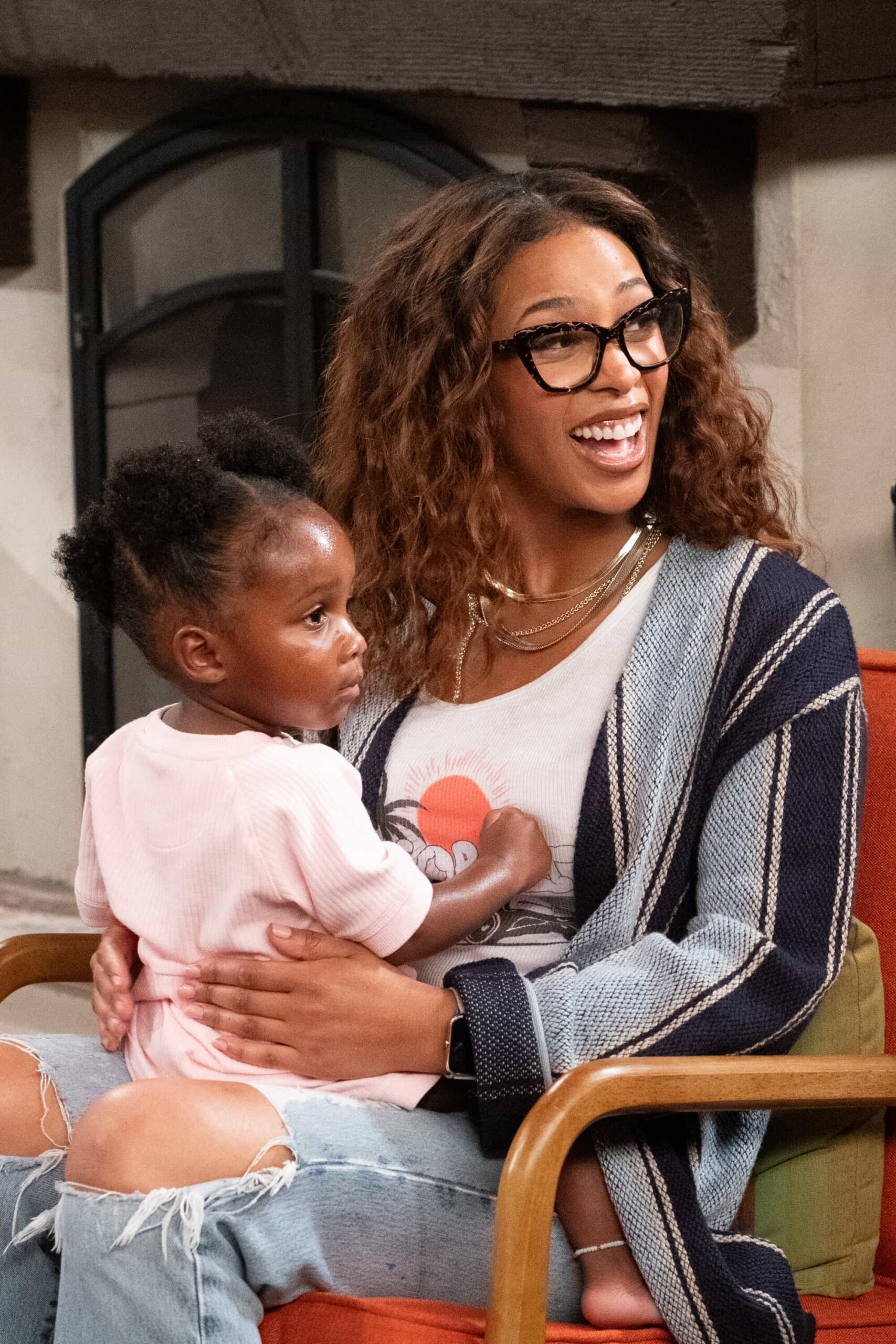 The Neighborhood Season 8 Episode 7 “Welcome to Babies and Bathwater” – Dave’s ambitious home improvement plans take a turn, prompting Calvin to step in, while Malcolm seeks Gemma’s help to overcome writer’s block. Meanwhile, Tina’s suggestion for Daphne sparks a parenting dilemma for Courtney, on THE NEIGHBORHOOD, Monday, Dec. 1 at a special time (8:30-9:00 PM, ET/PT) on the CBS Television Network, and streaming on Paramount+ (live and on-demand for Paramount+ Premium subscribers, or on-demand for Paramount+ Essential subscribers the day after the episode airs)*. Pictured: Ky’elle and Ky’aire Delery as Baby Daphne and Skye Townsend as Courtney. Photo: Monty Brinton/CBS ©2025 CBS Broadcasting, Inc. All Rights Reserved.