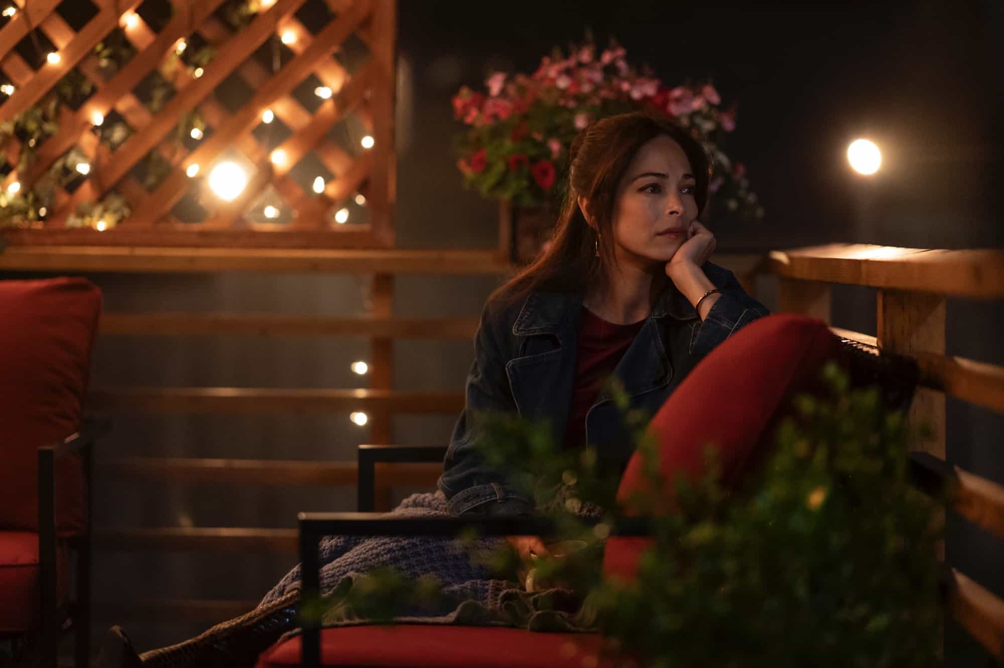 MURDER IN A SMALL TOWN: Kristin Kreuk in the "Nightshade" season finale episode of MURDER IN A SMALL TOWN airing Tuesday, Dec. 2 (8:00-9:00PM ET/PT) on FOX. ©2025 Fox Media LLC. CR: Kailey Schwerman/ FOX.