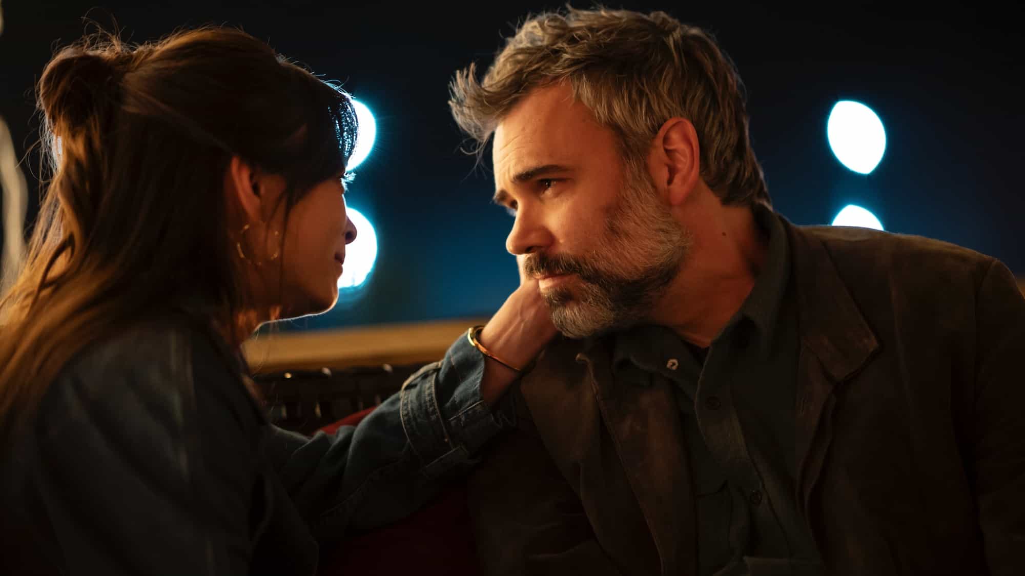 Murder in a Small Town Season 2 Episode 10 : L-R: Kristin Kreuk and Rossif Sutherland in the "Nightshade" season finale episode of MURDER IN A SMALL TOWN airing Tuesday, Dec. 2 (8:00-9:00PM ET/PT) on FOX. ©2025 Fox Media LLC. CR: Kailey Schwerman/ FOX.