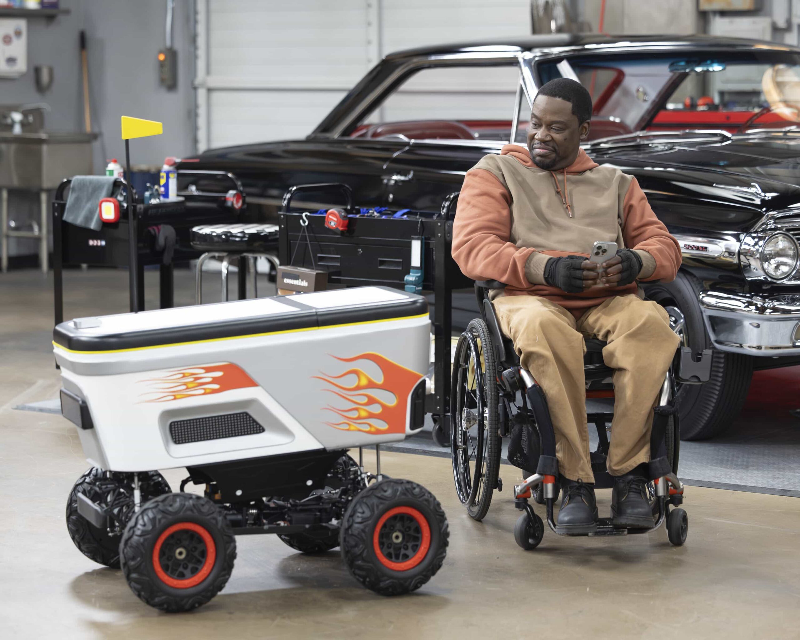 SHIFTING GEARS Season 2 Episode 7 - “License” - When he finds out Carter’s getting driving lessons, Matt’s plan to prove he’s the better teacher hits a snag when he learns his license is expired. Meanwhile, Riley’s two worlds collide as she struggles to keep both her business and family afloat. WEDNESDAY, DEC. 3 (8:00-8:30 p.m. EST) on ABC. (Disney/Raymond Liu) 
DARYL "CHILL" MITCHELL