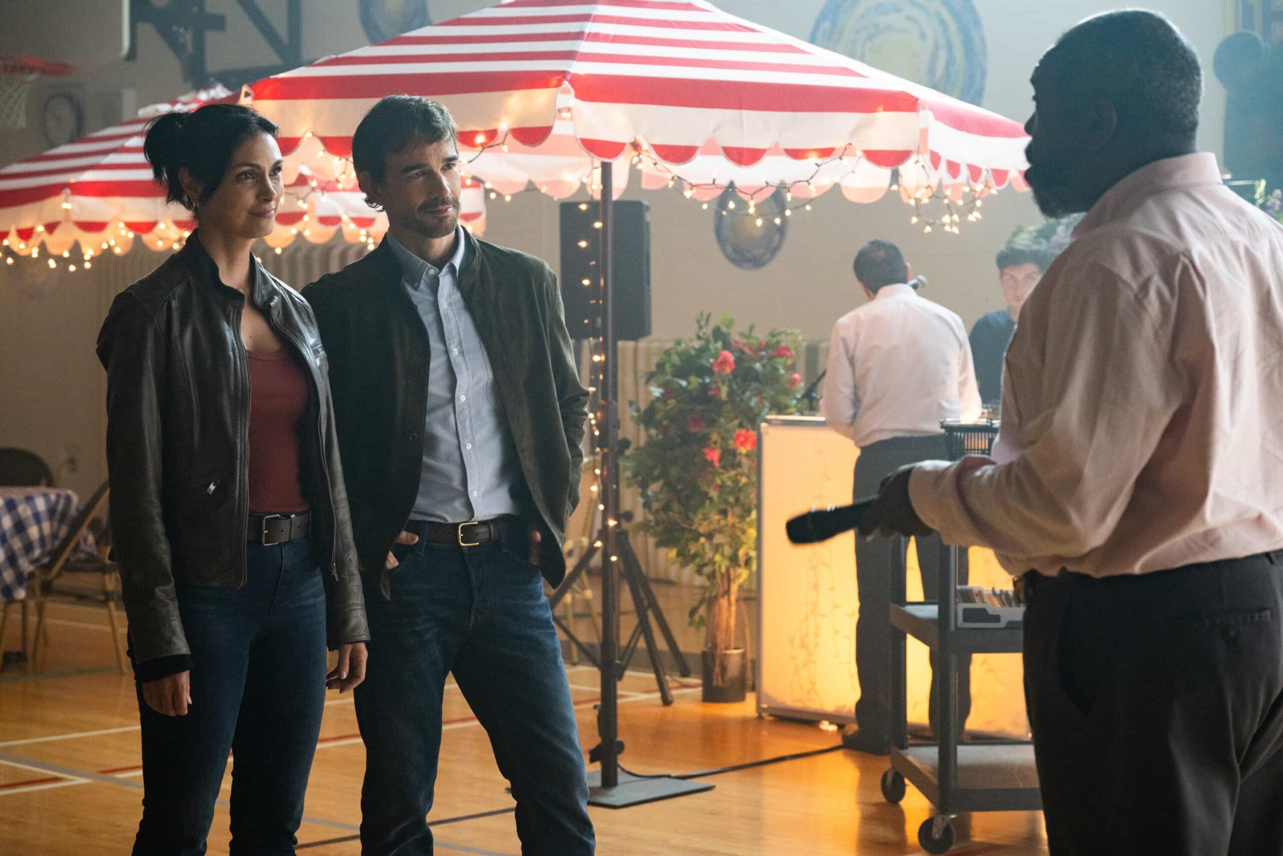 “Glory Days” – While investigating a brutal assault at Edgewater High, Sheriff Mickey Fox uncovers a disturbing web of secrets, lies and abuse of power at the school, on SHERIFF COUNTRY, Friday, Dec. 5 (8:00-9:00 PM, ET/PT) on the CBS Television Network, and streaming on Paramount+ (live and on-demand for Paramount+ Premium plan subscribers, or on-demand for Paramount+ Essential subscribers the day after the episode airs)*. Pictured: Morena Baccarin as Sheriff Mickey Fox and Christopher Gorham as Travis. Photo: Christos Kalohoridis/CBS ©2025 CBS Broadcasting, Inc. All Rights Reserved.