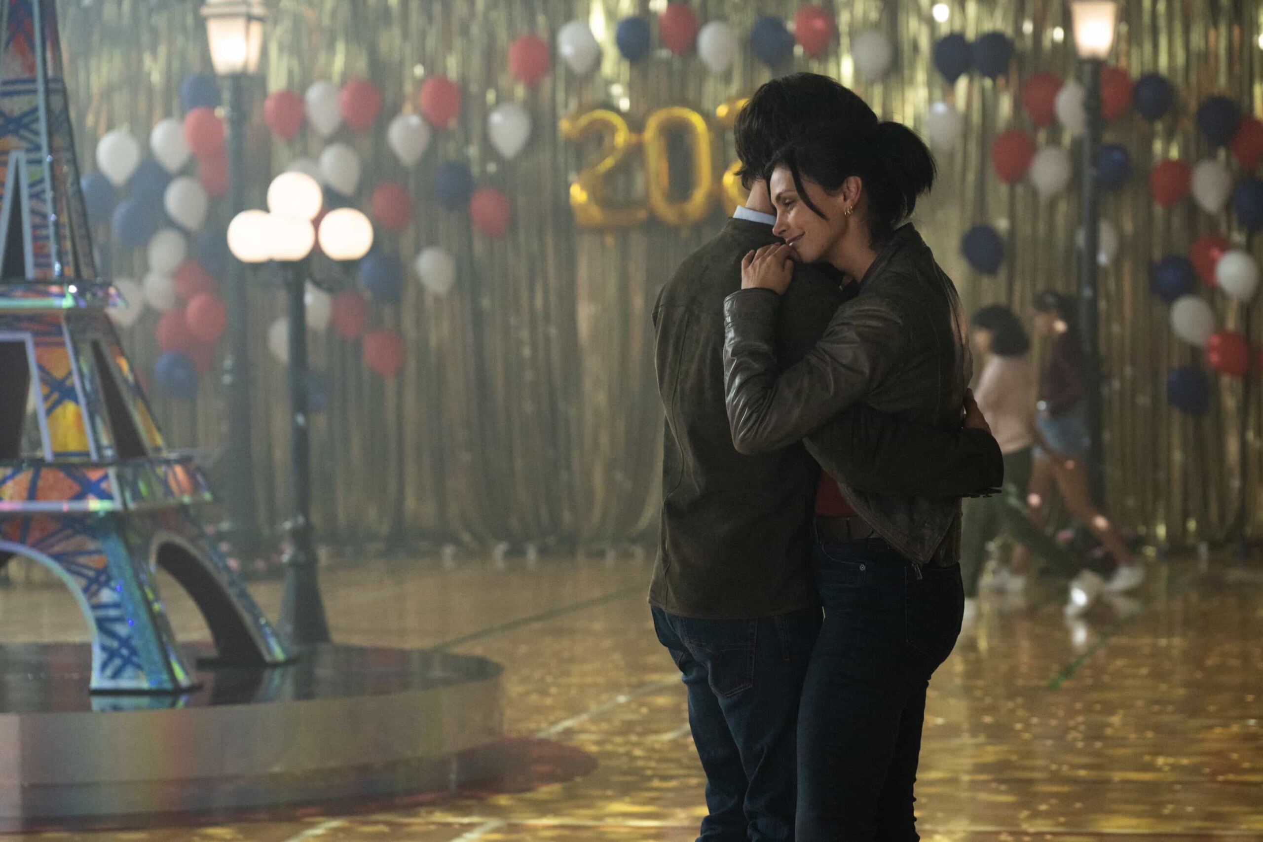 “Glory Days” – While investigating a brutal assault at Edgewater High, Sheriff Mickey Fox uncovers a disturbing web of secrets, lies and abuse of power at the school, on SHERIFF COUNTRY, Friday, Dec. 5 (8:00-9:00 PM, ET/PT) on the CBS Television Network, and streaming on Paramount+ (live and on-demand for Paramount+ Premium plan subscribers, or on-demand for Paramount+ Essential subscribers the day after the episode airs)*. Pictured: Morena Baccarin as Sheriff Mickey Fox. Photo: Christos Kalohoridis/CBS ©2025 CBS Broadcasting, Inc. All Rights Reserved.