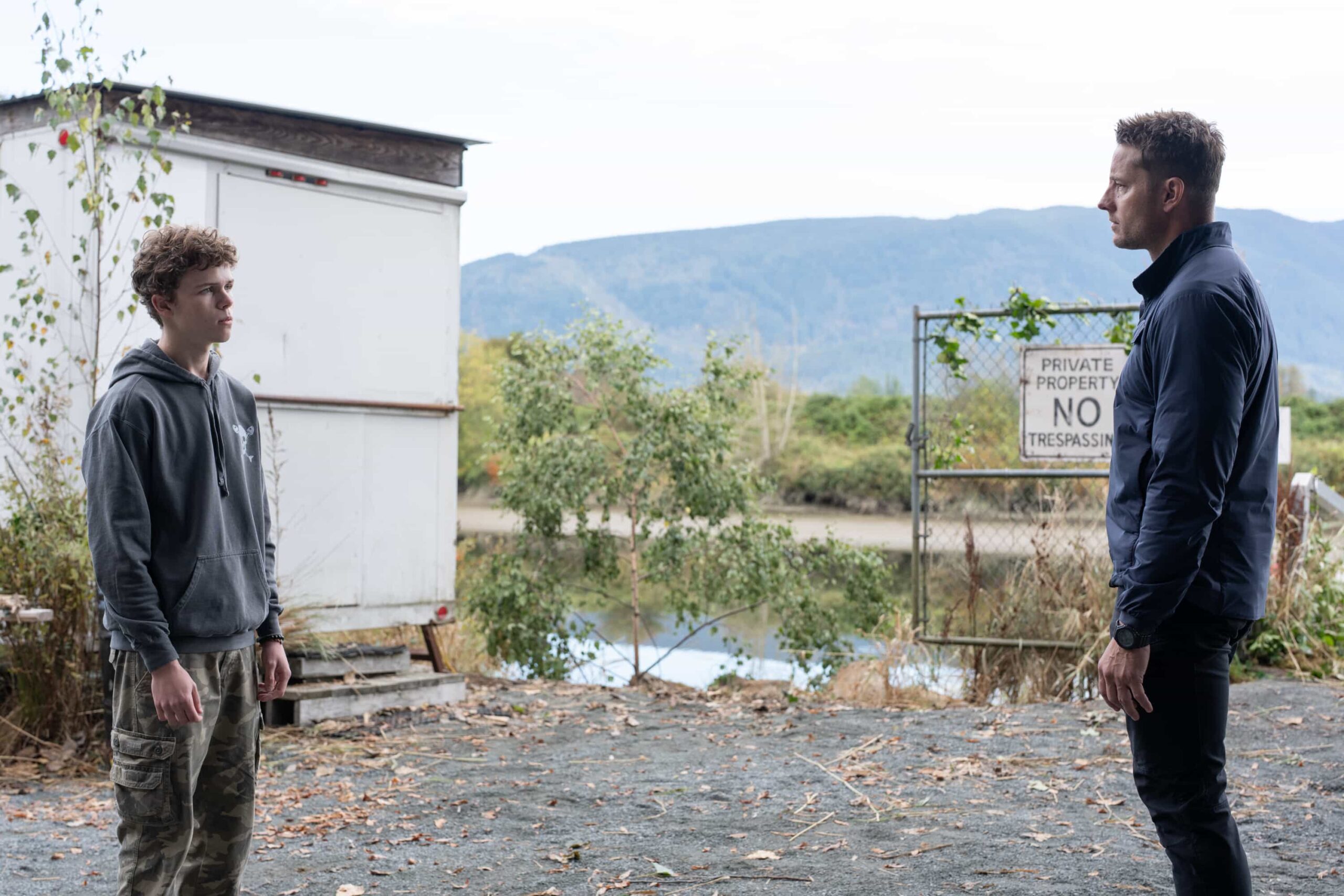 “Eurydice” – When a grieving mother becomes the prime suspect in her missing daughter’s murder, Colter sets out to find the true culprit and prove her innocence, Sunday, Dec. 7 (8:00-9:00 PM, ET/PT) on the CBS Television Network, and streaming on Paramount+ (live and on-demand for Paramount+ Premium plan subscribers, or on-demand for Paramount+ Essential subscribers the day after the episode airs)*. Pictured: Colin O’Brien as Spencer Flint and Justin Hartley as Colter Shaw. Photo: Darko Sikman/CBS ©2025 CBS Broadcasting, Inc. All Rights Reserved.