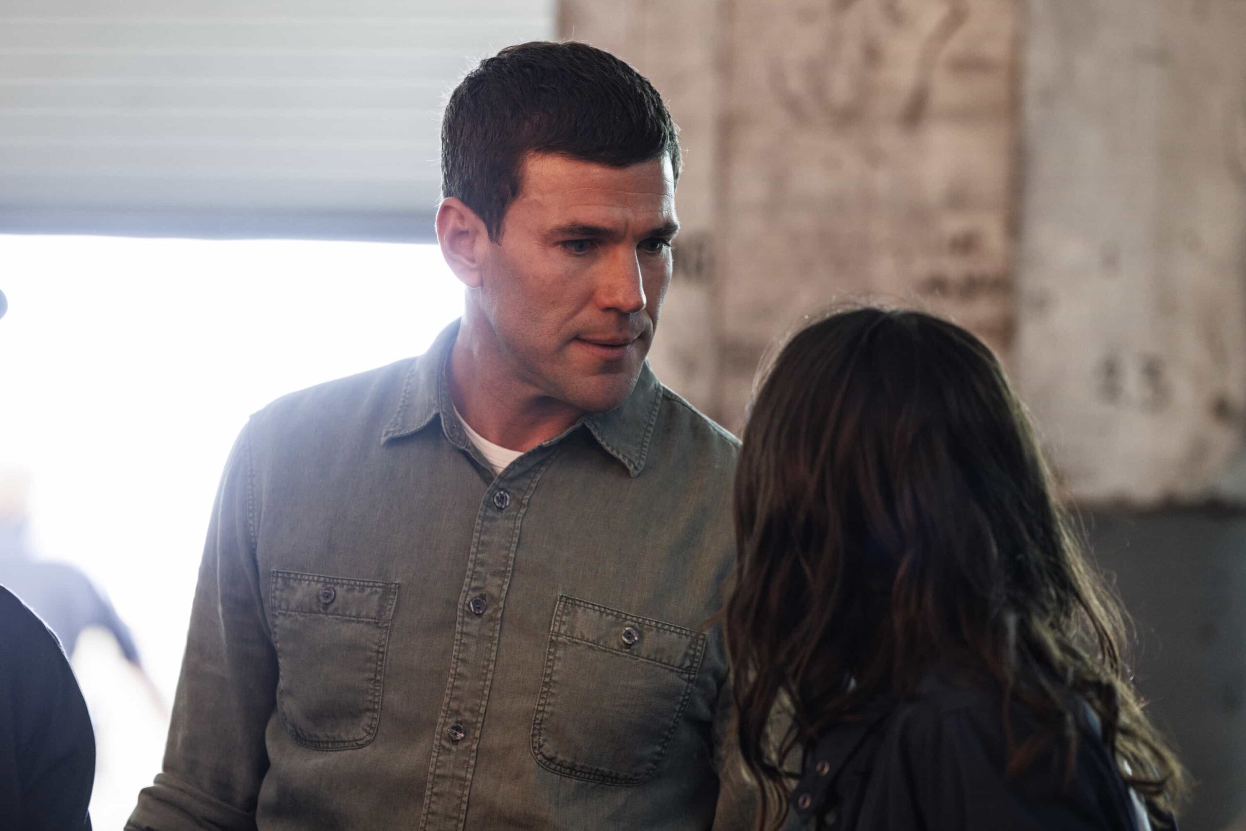 “End of the Road” NCIS Origins Season 2 Episode 8 – When Lala’s favorite CI is shot, the team joins forces with Oceanside PD to determine who was behind the attack. Also, Franks visits his brother Mason (guest star Philip Winchester) at the compound, and Gibbs’ relationship with Diane is tested when she gets a job in Los Angeles, on NCIS: ORIGINS, Tuesday, Dec. 9 (9:00-10:00 PM, ET/PT).  Pictured: Austin Stowell as Leroy Jethro Gibbs.  Photo: Greg Gayne/CBS ©2025 CBS Broadcasting, Inc. All Rights Reserved.