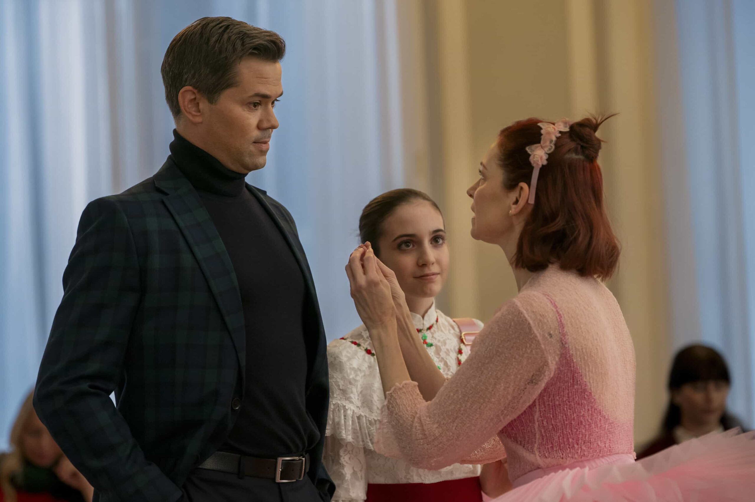 “A Hard Nut to Crack” – When an avant-garde choreographer’s “Nutcracker” rehearsal turns deadly, Elsbeth leaps into the cutthroat world of New York ballet, on ELSBETH, Thursday, Dec. 18 (10:00-11:00 PM, ET/PT) .  Pictured (L-R): Andrew Rannells as Harris Parson, Willow McConnaughy as Noelle Bennett, Carrie Preston as Elsbeth Tascioni    Photo: Michael Parmelee/CBS ©2025 CBS Broadcasting, Inc. All Rights Reserved.