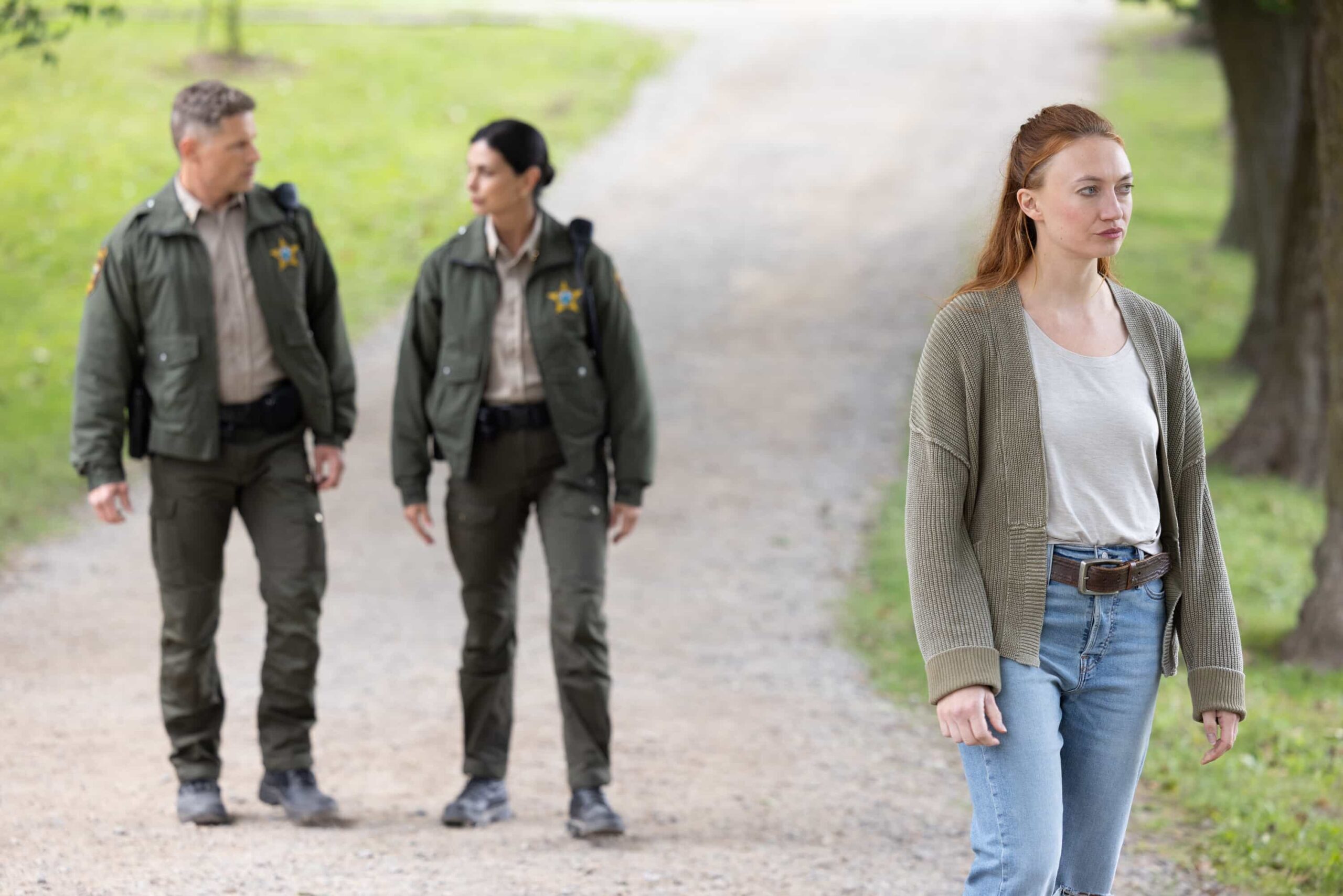 Sheriff Country Season 1 Episode 9 “Crucible, Part 1” – After a father and son flee a secluded ranch run by one of Edgewater’s most power families, Mickey investigates disturbing allegations of abuse and uncovers dangerous secrets, which leads to a tense standoff and confrontation, on SHERIFF COUNTRY, Friday, Dec. 19 (8:00-9:00 PM, ET/PT). Pictured: Matt Lauria as Boone, Morena Baccarin as Sheriff Mickey Fox and Jacqueline Emerson as Ruth Barlow. Photo: Darren Goldstein/CBS ©2025 CBS Broadcasting, Inc. All Rights Reserved.