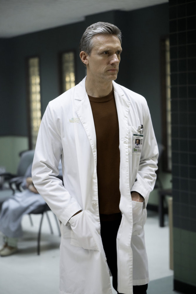BRILLIANT MINDS Season 2 Episode 13 still -- "The Rabbit Hole" Episode 213 -- Pictured: Teddy Sears as Dr. Josh Nichols -- (Photo by: Pief Weyman/NBC)