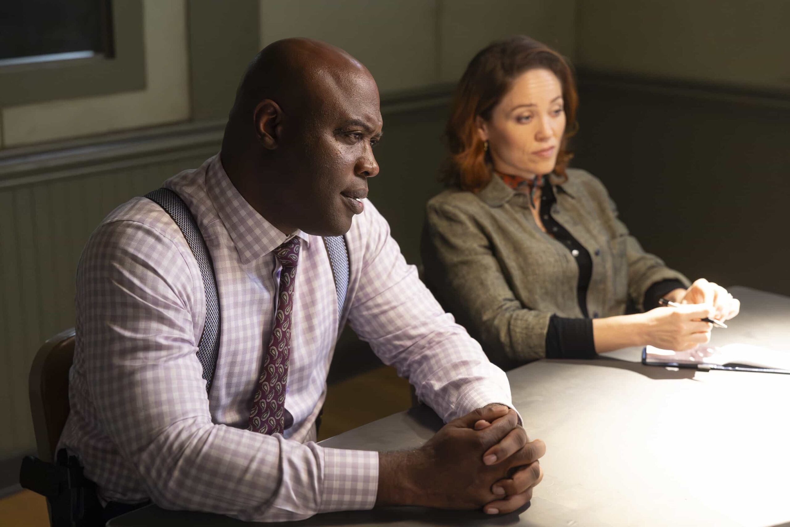 WILL TRENT Season 4 Episode 7 Photo - “CALL PAUL” - A chilling suburban murder pushes Will and Faith into the mind of a meticulous killer. As his empathy edges toward obsession, the return of Paul Campano, his volatile former foster brother, threatens to unravel both the case and Will’s inner balance. TUESDAY, FEB. 17 (8:00-9:00 p.m. EST) on ABC. (Disney/Matt Miller) 
KEVIN DANIELS, ERIKA CHRISTENSEN