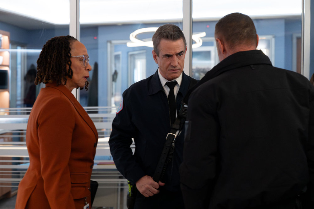 CHICAGO P.D. Season 13 Episode 13 Photo -- "Reckoning, Part 3" Episode 1313 -- Pictured: (l-r) S. Epatha Merkerson as Sharon Goodwin, Dermot Mulroney as Chief Dom Pascal -- (Photo by: Lori Allen/NBC)