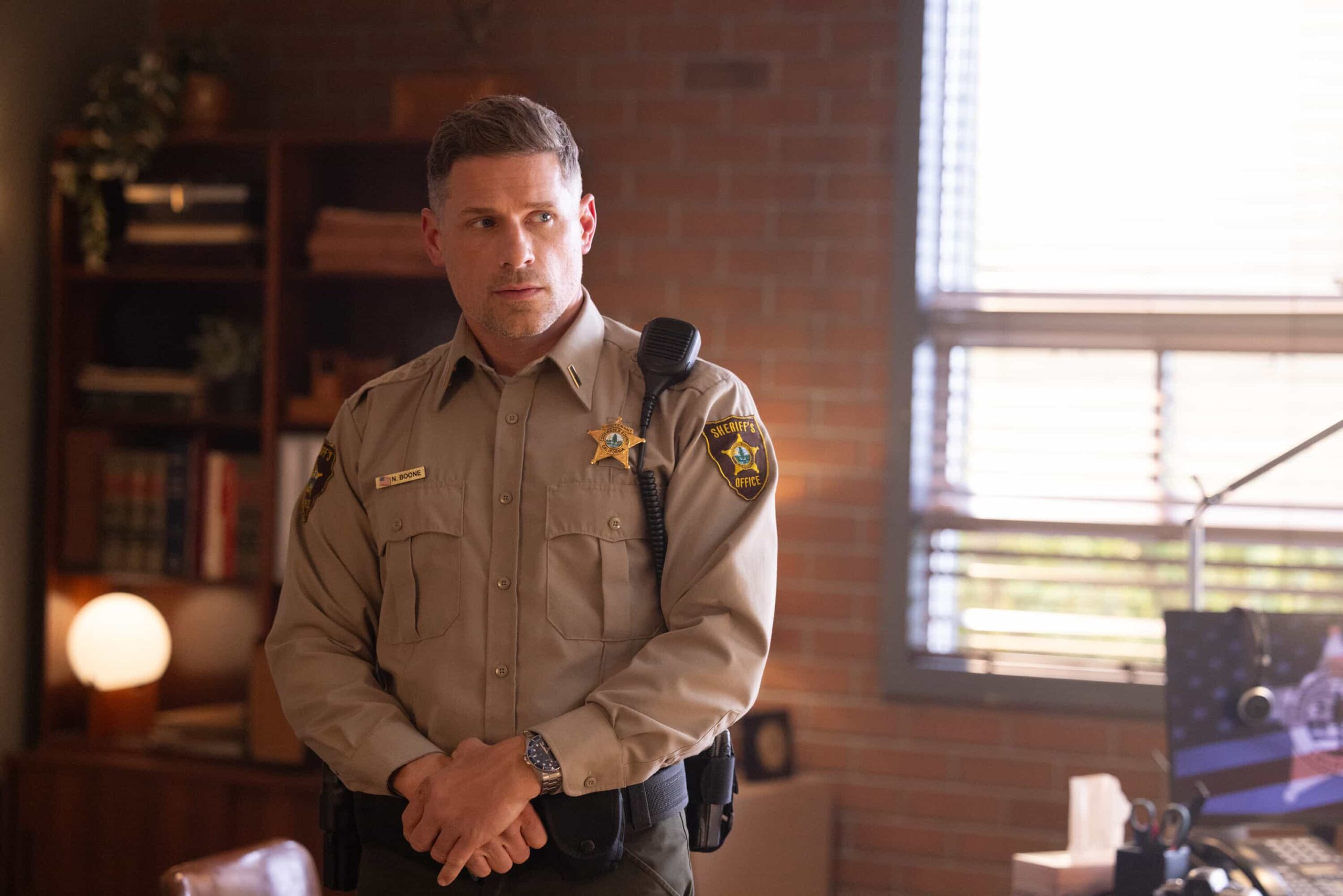 Sheriff Country Season 1 Episode 11 “The Aftermath” – When a courthouse security test ends in a shocking murder, Sheriff Mickey Fox uncovers a dangerous conspiracy reaching deep into Edgewater’s justice system.Pictured: Matt Lauria as Boone. Photo: Darren Goldstein/CBS ©2025 CBS Broadcasting, Inc. All Rights Reserved.