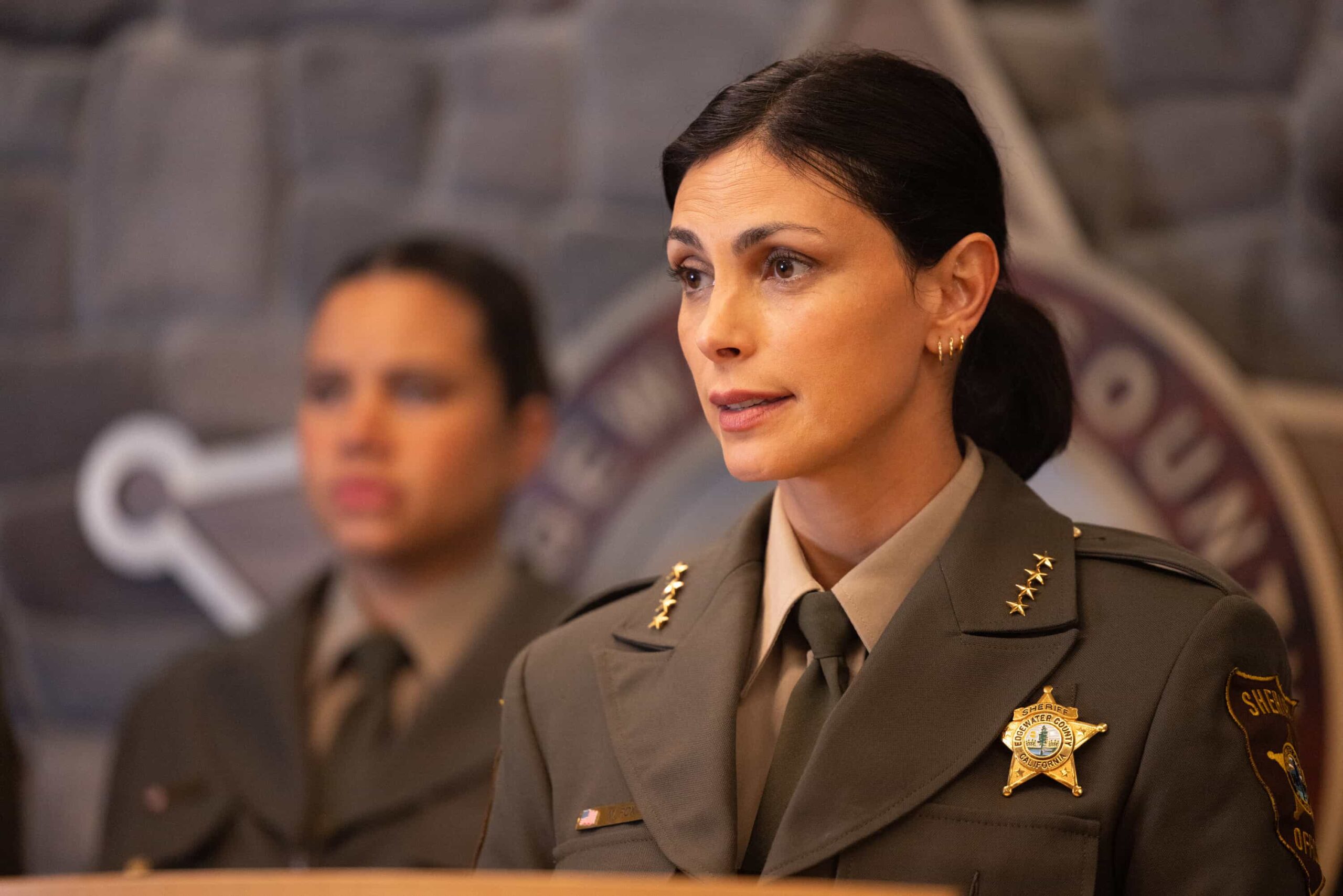 Sheriff Country Season 1 Episode 11 “The Aftermath” – When a courthouse security test ends in a shocking murder, Sheriff Mickey Fox uncovers a dangerous conspiracy reaching deep into Edgewater’s justice system.Pictured: Morena Baccarin as Sheriff Mickey Fox. Photo: Darren Goldstein/CBS ©2025 CBS Broadcasting, Inc. All Rights Reserved.