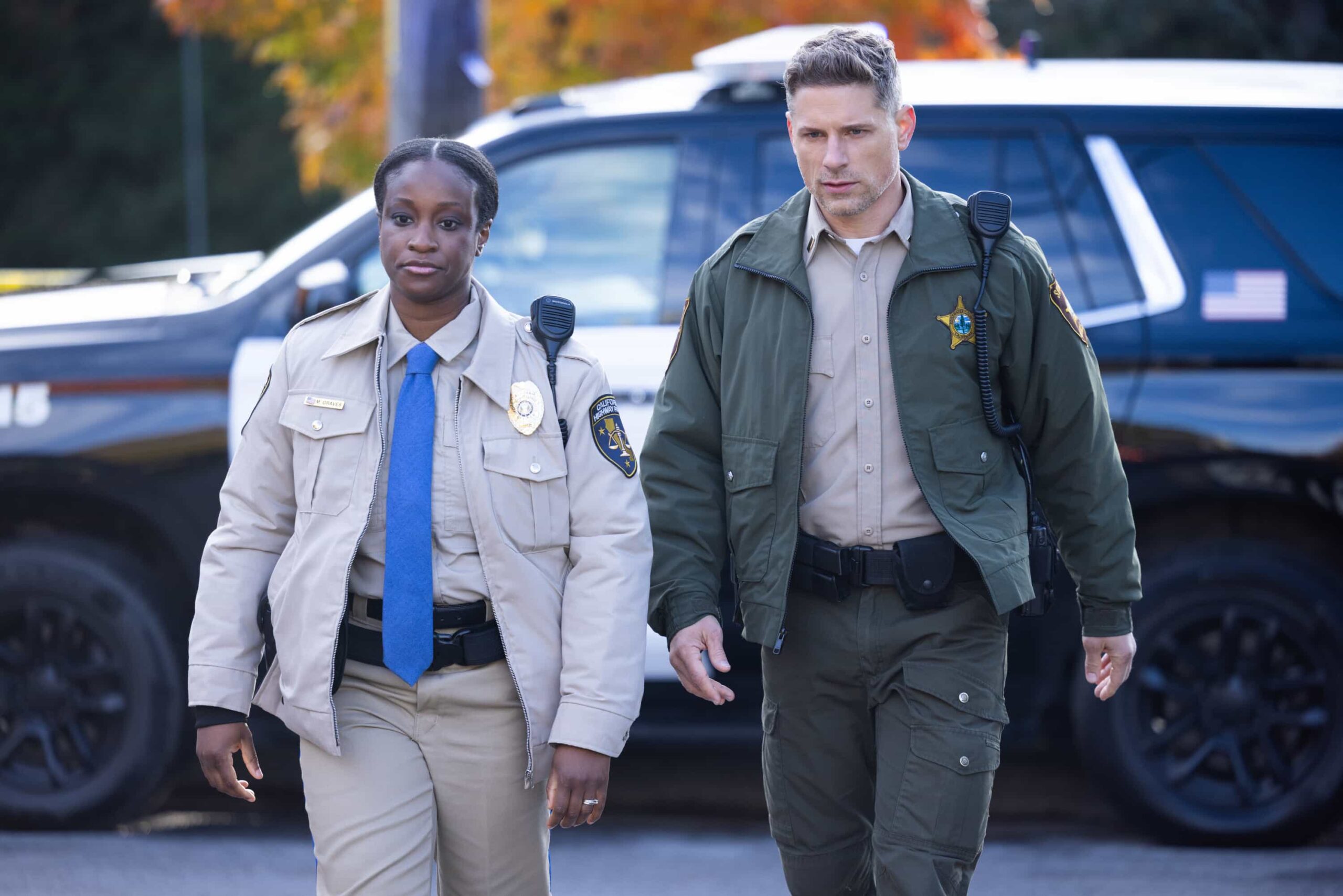 Sheriff Country Season 1 Episode 11 Image “The Aftermath” – When a courthouse security test ends in a shocking murder, Sheriff Mickey Fox uncovers a dangerous conspiracy reaching deep into Edgewater’s justice system.Pictured: Cherene Francis as CHP Agent and Matt Lauria as Boone. Photo: Darren Goldstein/CBS ©2025 CBS Broadcasting, Inc. All Rights Reserved.