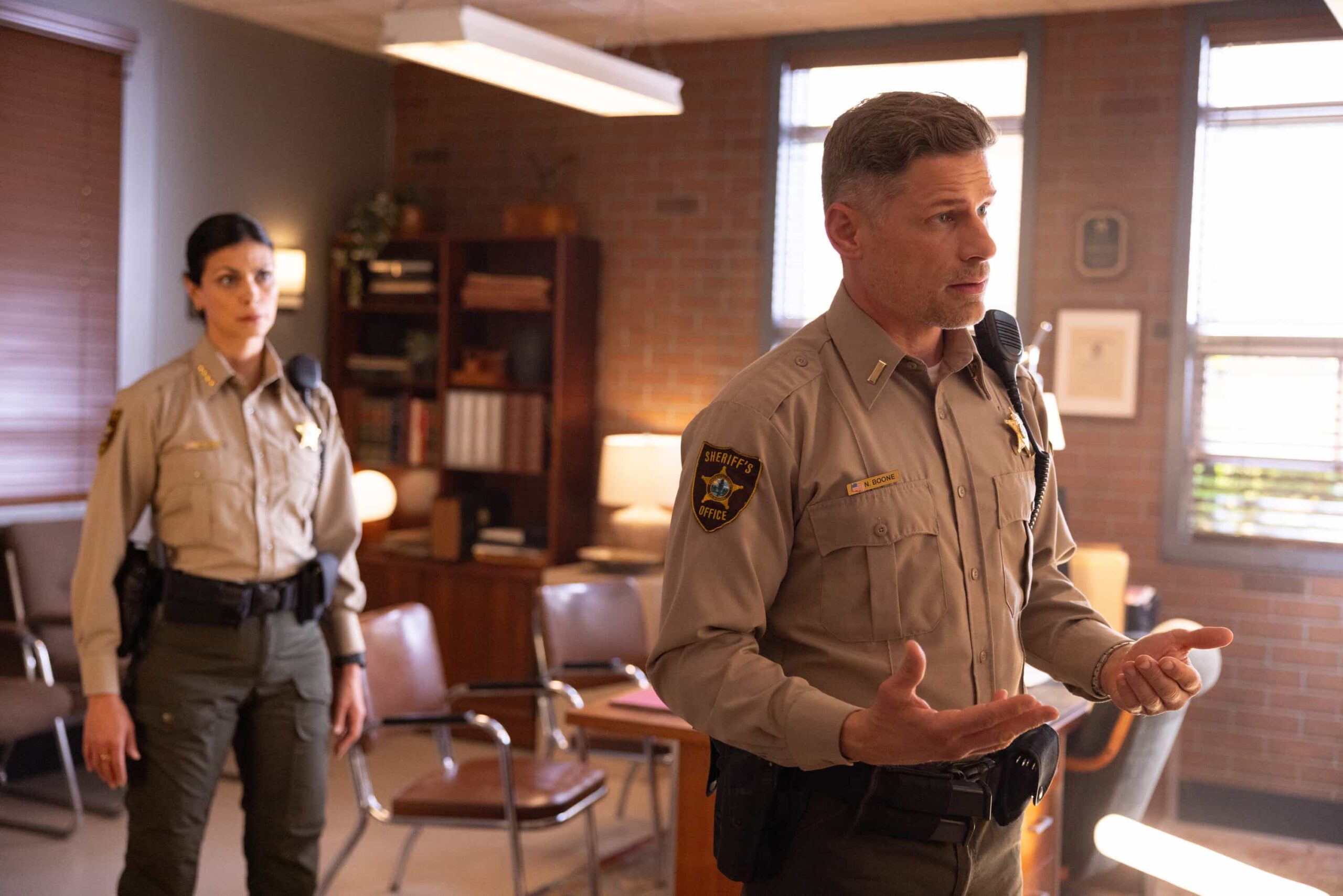 Sheriff Country Season 1 Episode 11 “The Aftermath” – When a courthouse security test ends in a shocking murder, Sheriff Mickey Fox uncovers a dangerous conspiracy reaching deep into Edgewater’s justice system.Pictured: Morena Baccarin as Sheriff Mickey Fox and Matt Lauria as Boone. Photo: Darren Goldstein/CBS ©2025 CBS Broadcasting, Inc. All Rights Reserved.