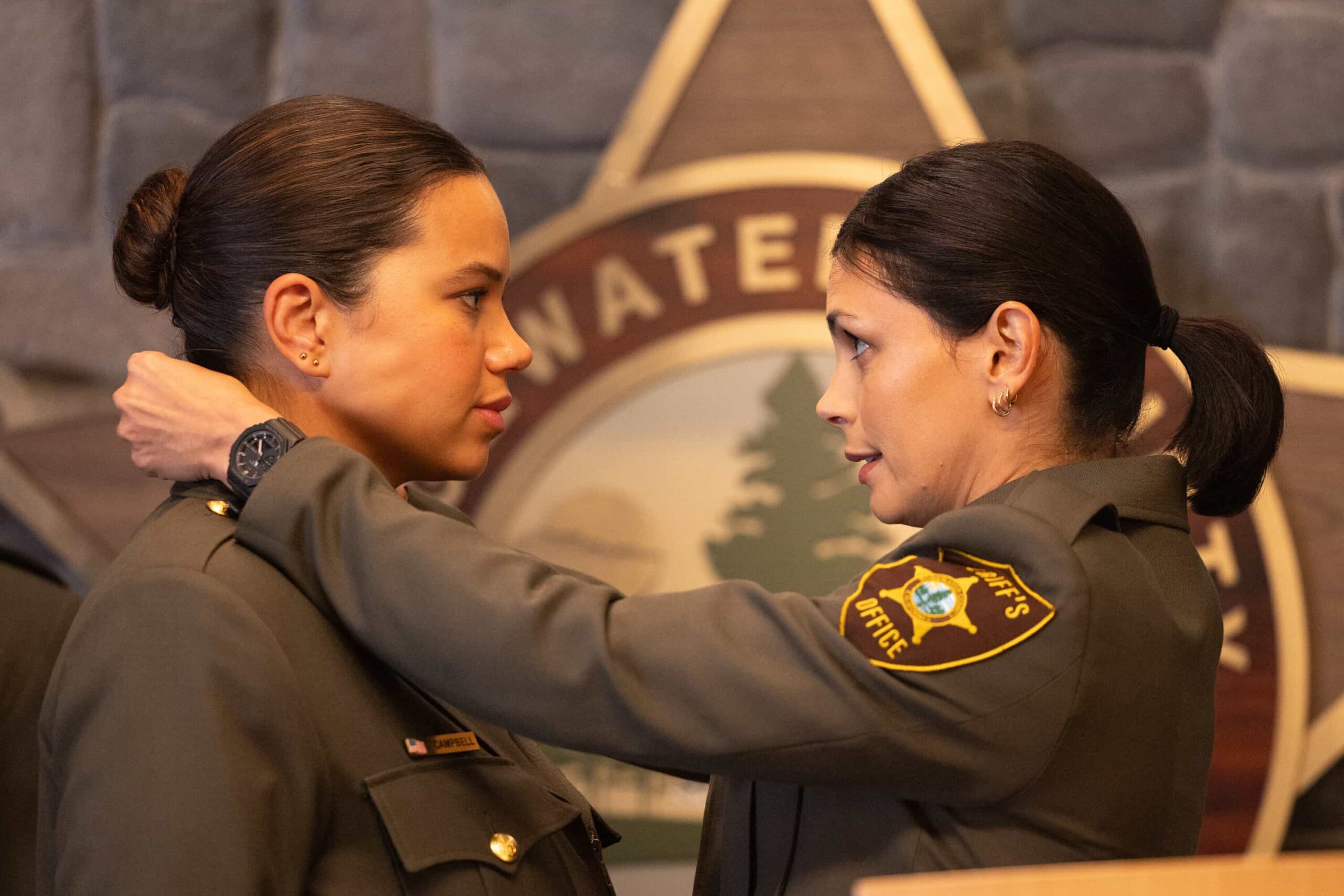 Sheriff Country Season 1 Episode 11 “The Aftermath” – When a courthouse security test ends in a shocking murder, Sheriff Mickey Fox uncovers a dangerous conspiracy reaching deep into Edgewater’s justice system.Pictured: Michele Weaver as Cassidy Campbell and Morena Baccarin as Sheriff Mickey Fox. Photo: Darren Goldstein/CBS ©2025 CBS Broadcasting, Inc. All Rights Reserved.