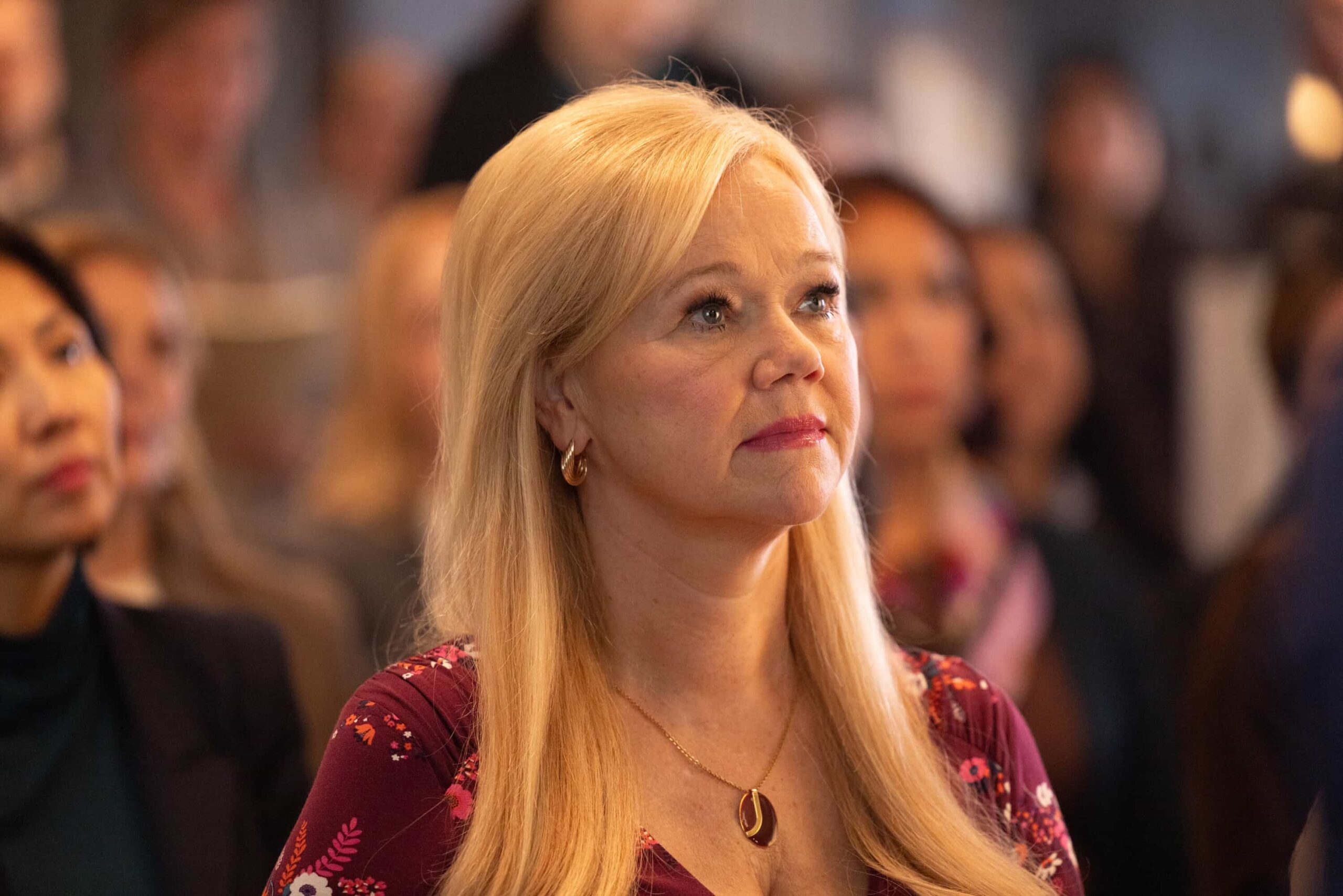 “The Aftermath” – When a courthouse security test ends in a shocking murder, Sheriff Mickey Fox uncovers a dangerous conspiracy reaching deep into Edgewater’s justice system.Pictured: Caroline Rhea as Gina. Photo: Darren Goldstein/CBS ©2025 CBS Broadcasting, Inc. All Rights Reserved.