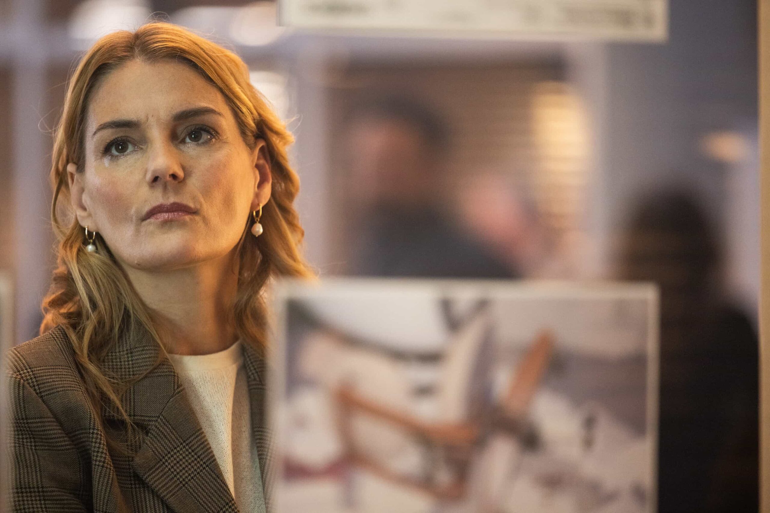 “The Aftermath” – When a courthouse security test ends in a shocking murder, Sheriff Mickey Fox uncovers a dangerous conspiracy reaching deep into Edgewater’s justice system.Pictured: Suze Misner as Nora Boone. Photo: Darren Goldstein/CBS ©2025 CBS Broadcasting, Inc. All Rights Reserved.