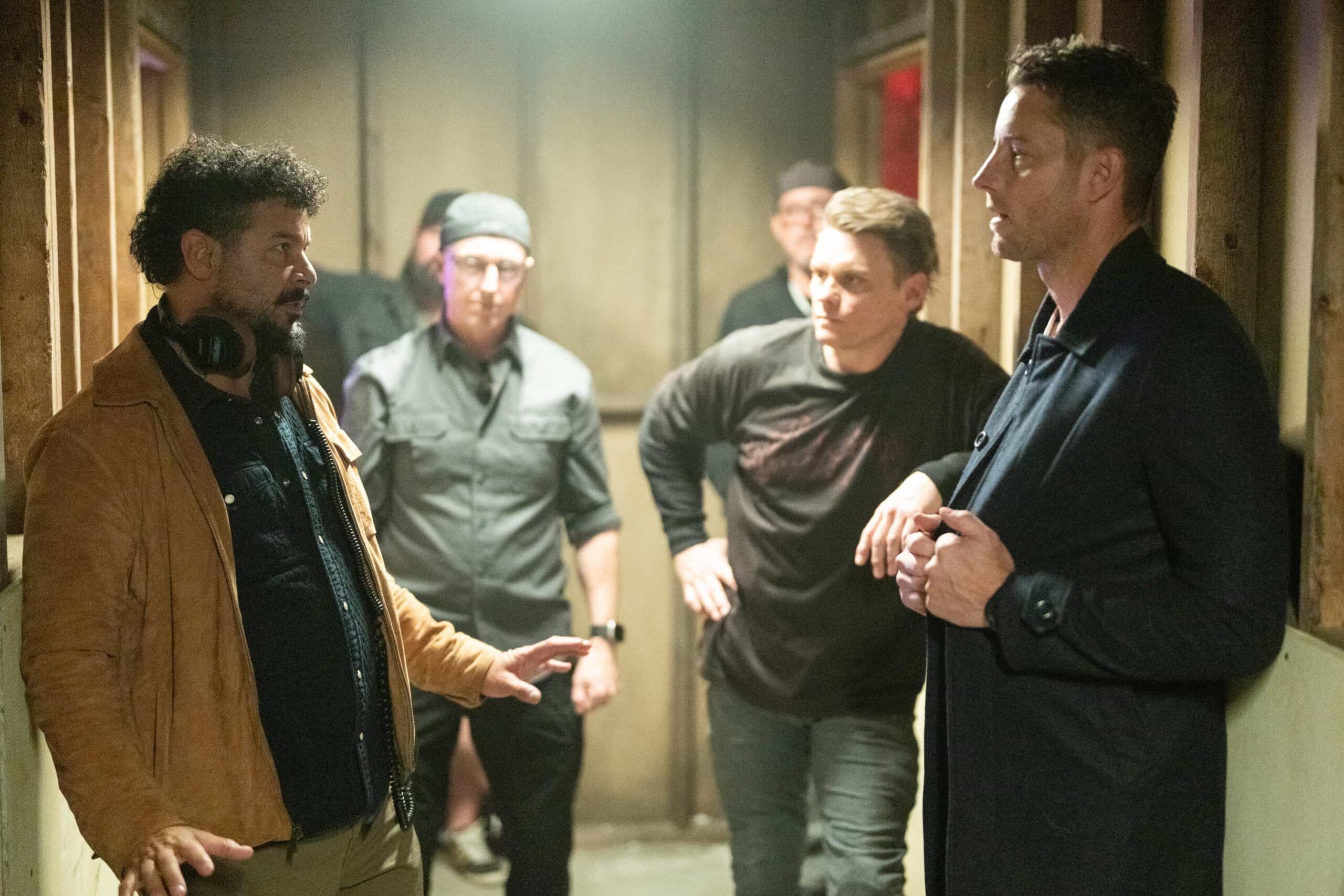 BTS “To the Bone” – When an 18-year-old goes missing from his family’s restaurant, Colter uncovers the teen’s underground fake ID business and the secret life he’s been hiding from his parents.Pictured: Director Jon Huertas and Justin Hartley. Photo: Darko Sikman/CBS ©2025 CBS Broadcasting, Inc. All Rights Reserved.