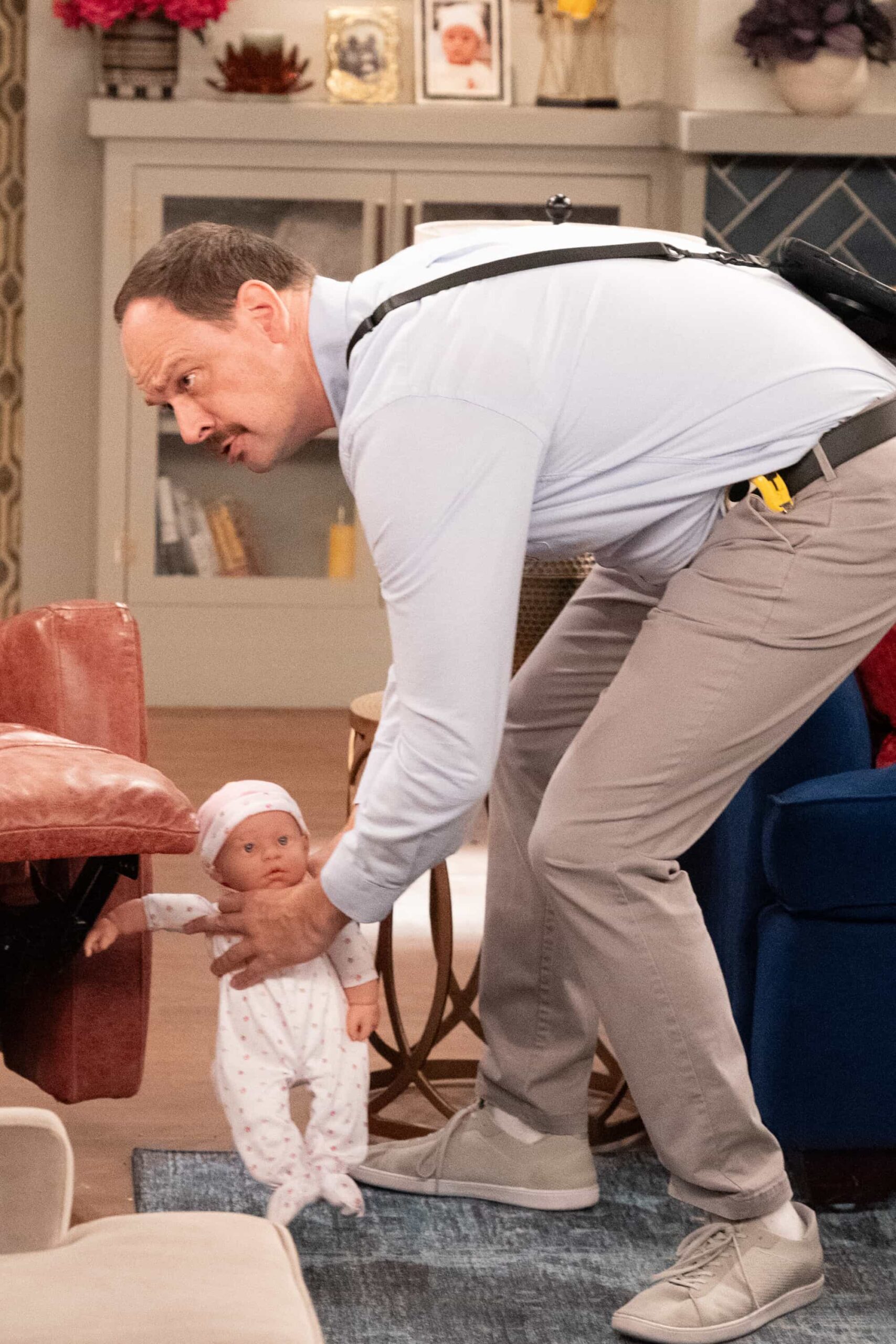 The Neighborhood Season 8 Episode 11 “Welcome to the Baby Proofing” – While Marty heads to San Diego for a tech convention and Courtney is away for the weekend, Tina’s insistence on babysitting Daphne sparks a baby-proofing fiasco that leaves Calvin and Dave unexpectedly locked inside the bathroom, on THE NEIGHBORHOOD, Pictured: Dave Theune as Rolf. Photo: Monty Brinton/CBS ©2025 CBS Broadcasting, Inc. All Rights Reserved.