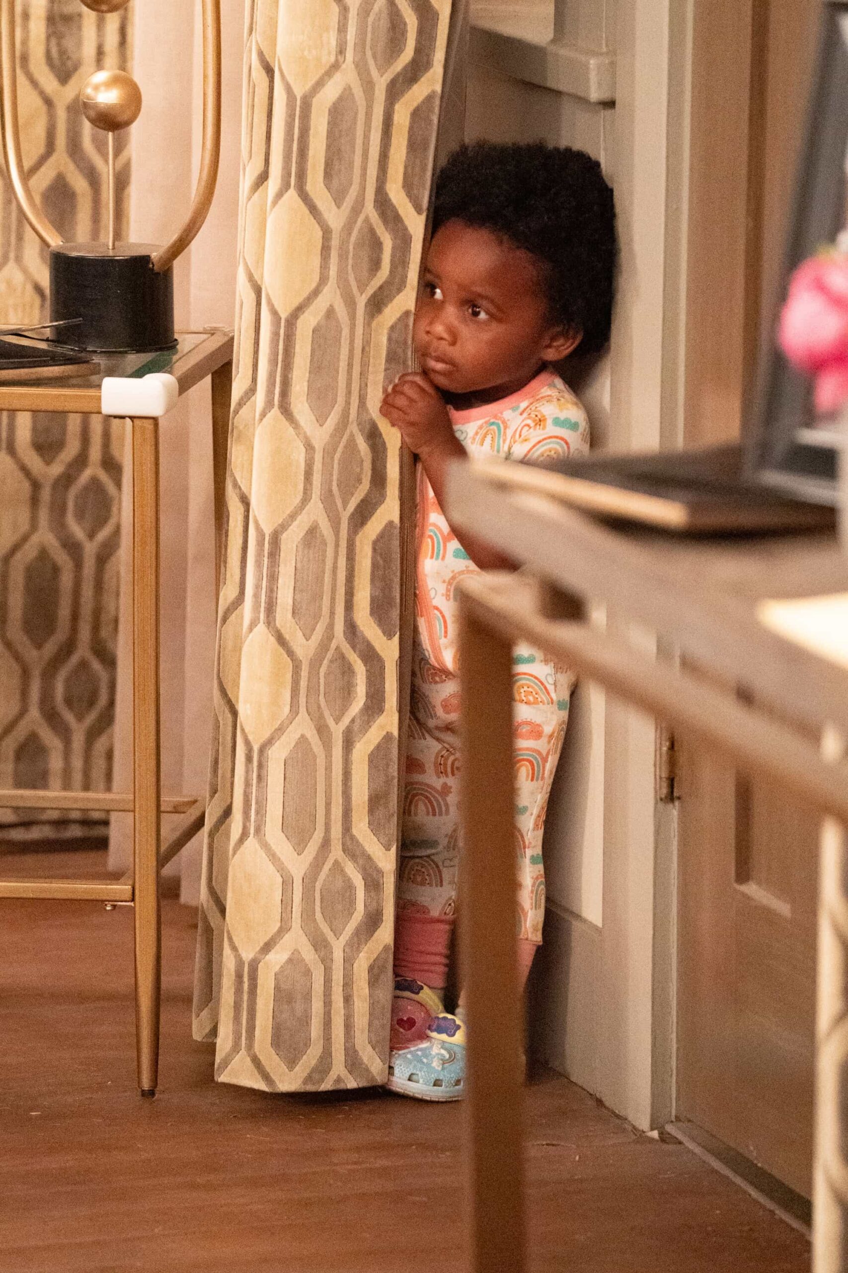 “Welcome to the Baby Proofing” – While Marty heads to San Diego for a tech convention and Courtney is away for the weekend, Tina’s insistence on babysitting Daphne sparks a baby-proofing fiasco that leaves Calvin and Dave unexpectedly locked inside the bathroom, on THE NEIGHBORHOOD, Pictured: Ky’elle and Ky’aire Delery as Baby Daphne. Photo: Monty Brinton/CBS ©2025 CBS Broadcasting, Inc. All Rights Reserved.