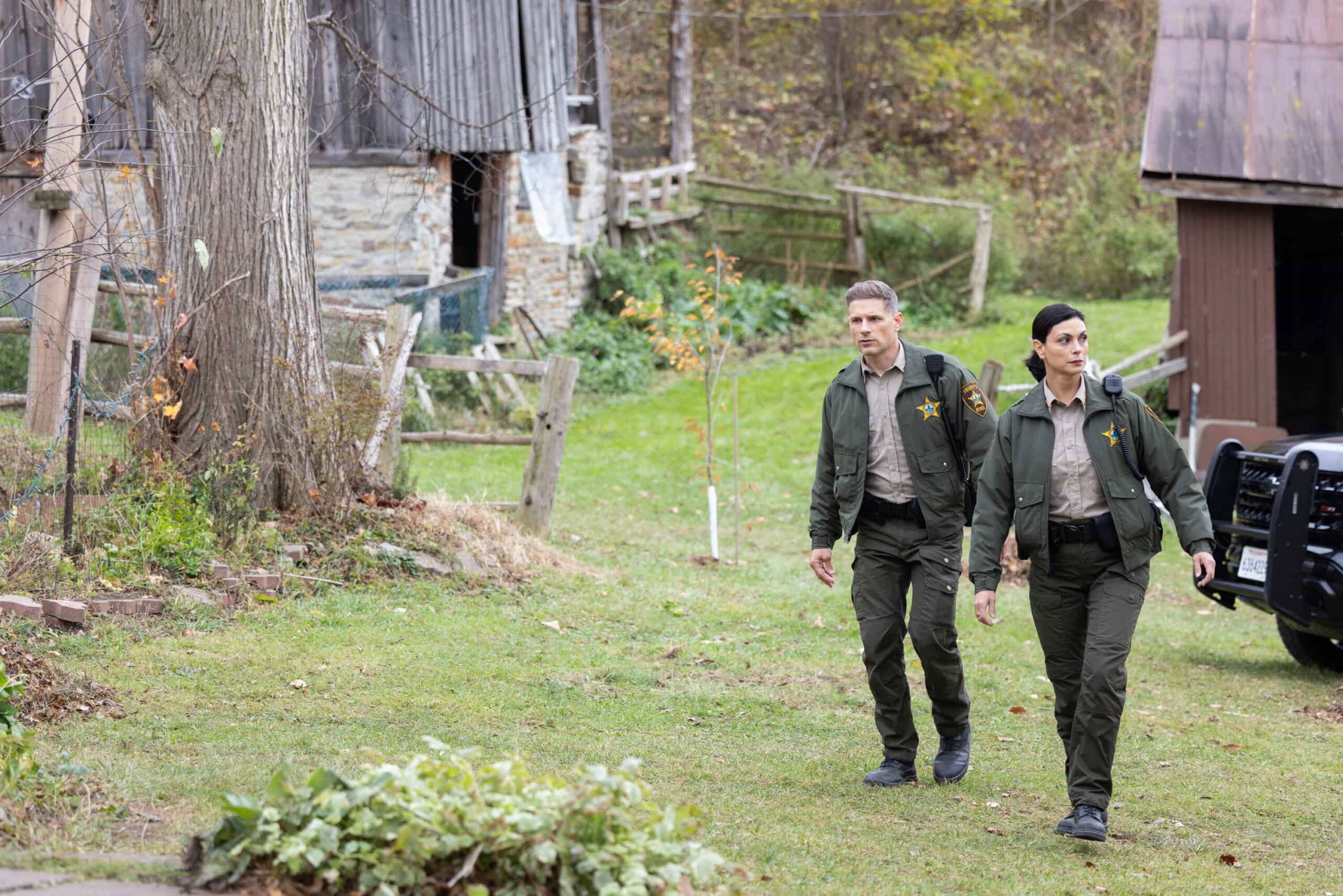 "Plus One" -- Coverage of the CBS Original Series SHERIFF COUNTRY, scheduled to air on the CBS Television Network.  Pictured: Matt Lauria as Boone and Morena Baccarin as Sheriff Mickey Fox. Photo: Darren Goldstein/CBS ©2025 CBS Broadcasting, Inc. All Rights Reserved.