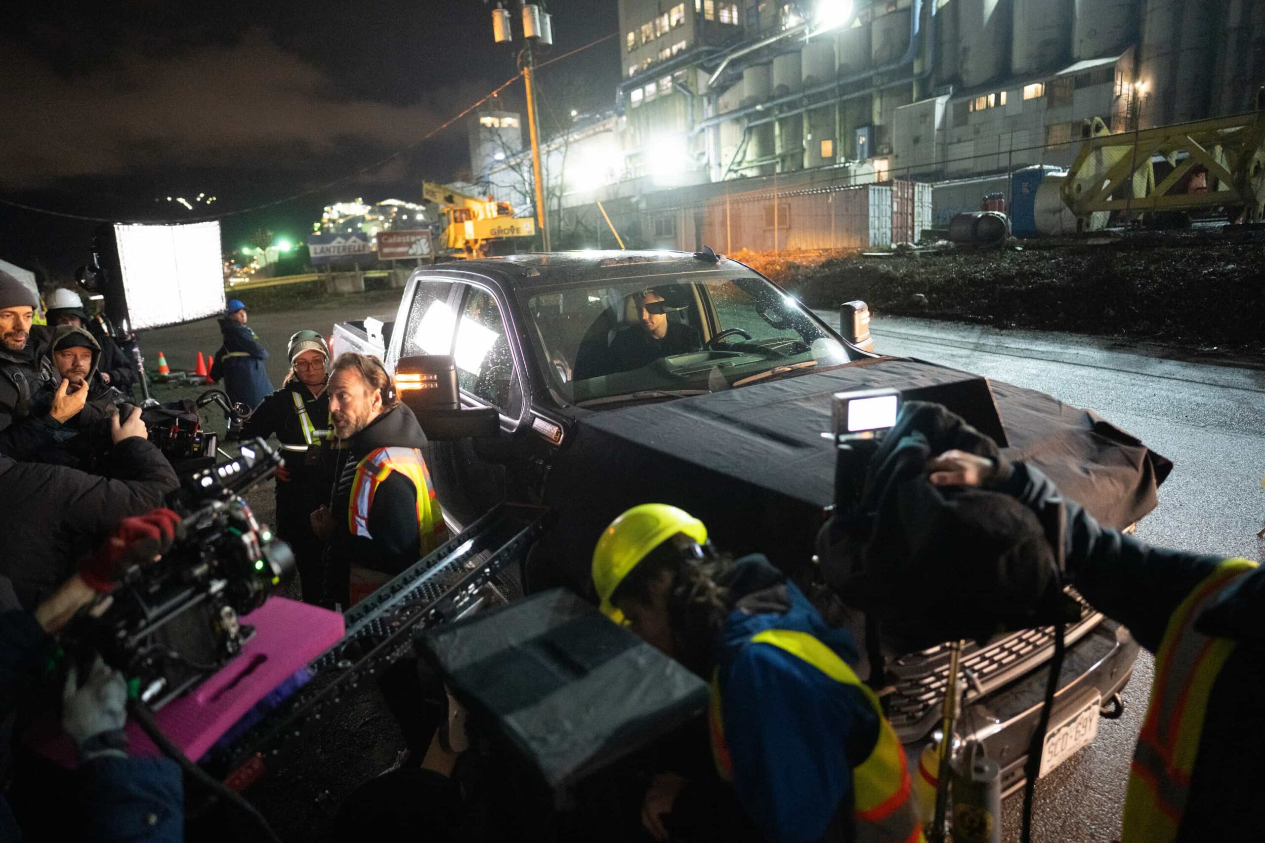 BTS “Breakaway” – After Baxter, a veteran stuntman, disappears following a risky stunt, his girlfriend, Laura, calls Colter to investigate a B-movie set, uncovering shady producers and a trail that leads into a dangerous underground world. Pictured: Justin Hartley. Photo: David Bukach/CBS ©2025 CBS Broadcasting, Inc. All Rights Reserved.