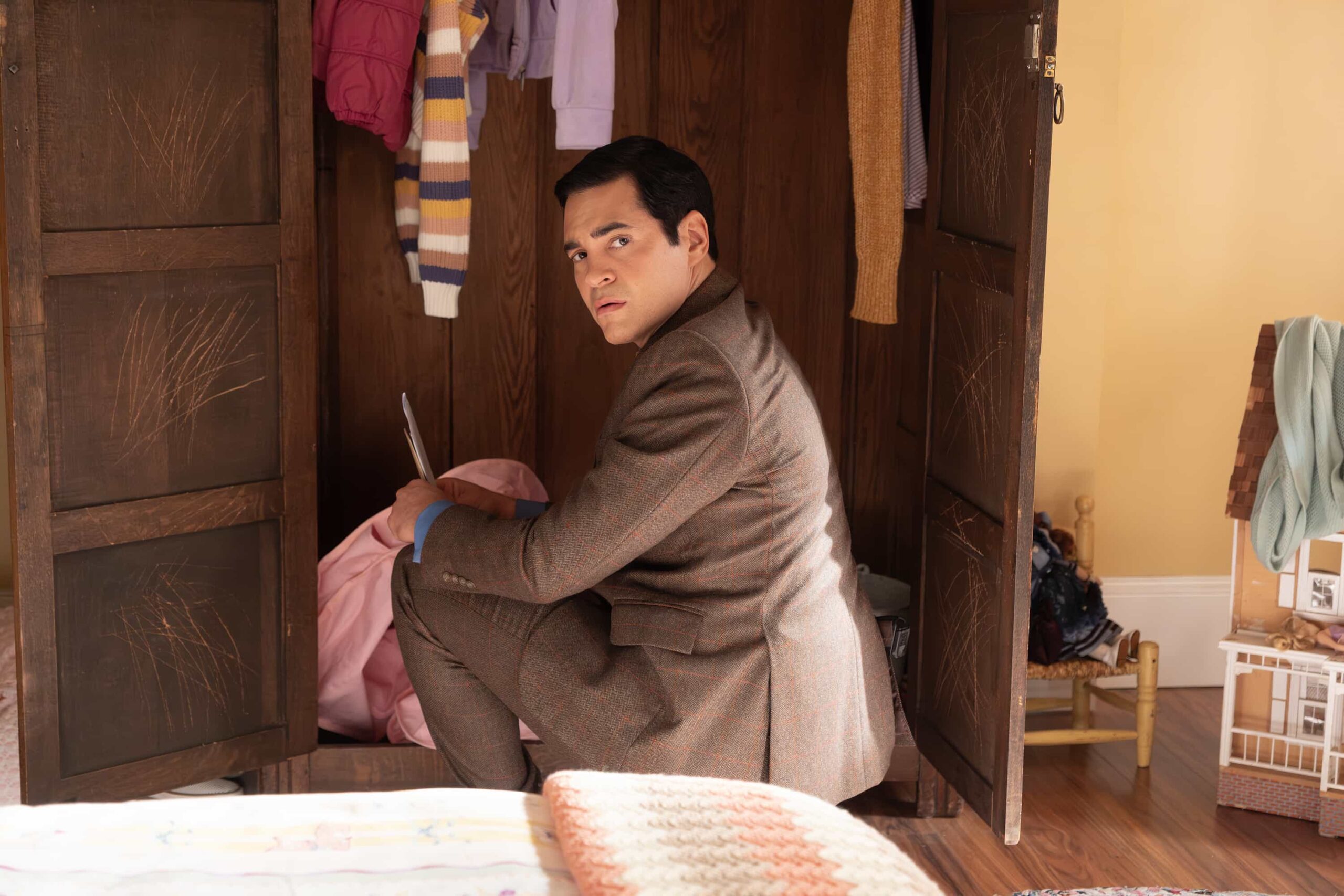 WILL TRENT Temporada 4 Episodio 12 - “Lo escucho ahora, fui bueno” - Will se pone ansioso por el paradero de su tío y recibe apoyo emocional de Angie. Mientras tanto, el asesinato de un famoso director, al que se le encuentran crípticas pistas musicales, lleva a Ormewood, Faith y Franklin al mundo de la Sinfónica de Atlanta. MARTES 24 DE MARZO (8:00-9:00 pm EDT) en ABC. (Disney/Wilford Harewood) RAMÓN RODRÍGUEZ