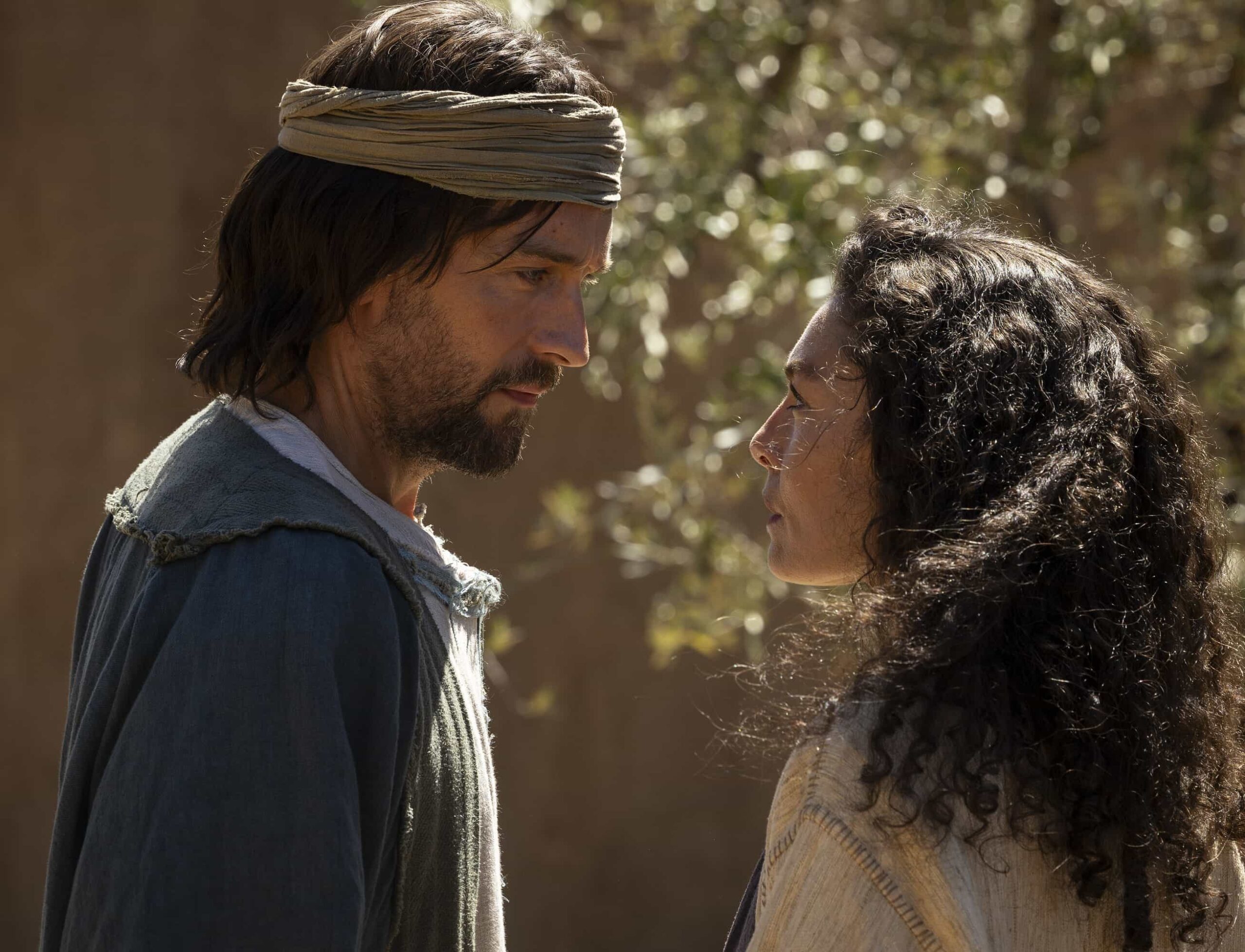 THE FAITHFUL: L-R: Tom Mison and Alexa Davalos in "The Woman Who Risked Everything" two episode presentation of THE FAITHFUL airing Sunday, March 29 (8:00-10:00 PM ET/PT) on FOX. CR: FOX. © 2026 FOX Media LLC.