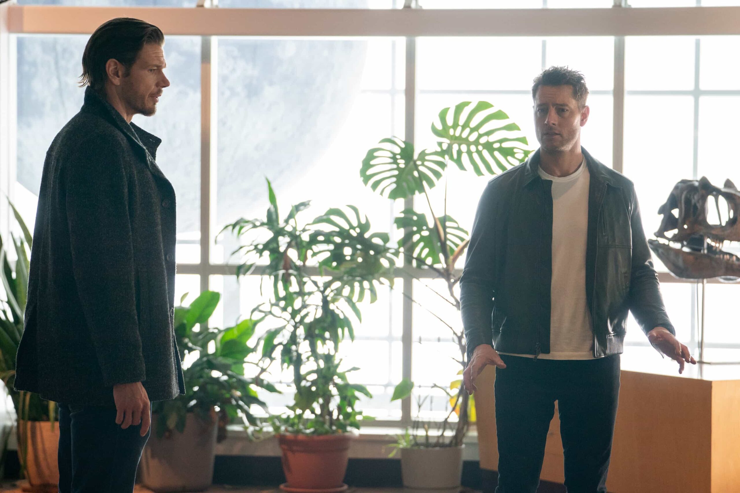 Tracker Season 3 Episode 14 “The Field Trip” – When a young boy disappears during a school field trip at the aquarium, Colter must navigate a volatile father’s desperation to find his son, Sunday, March 29 (9:00-10:00 PM, ET/PT) on the CBS Television Network, and streaming on Paramount+ (live and on-demand for Paramount+ Premium plan subscribers, or on-demand for Paramount+  Pictured: Jon Beavers as James and Justin Hartley as Colter Shaw. Photo: Colin Bentley/CBS ©2026 CBS Broadcasting, Inc. All Rights Reserved.