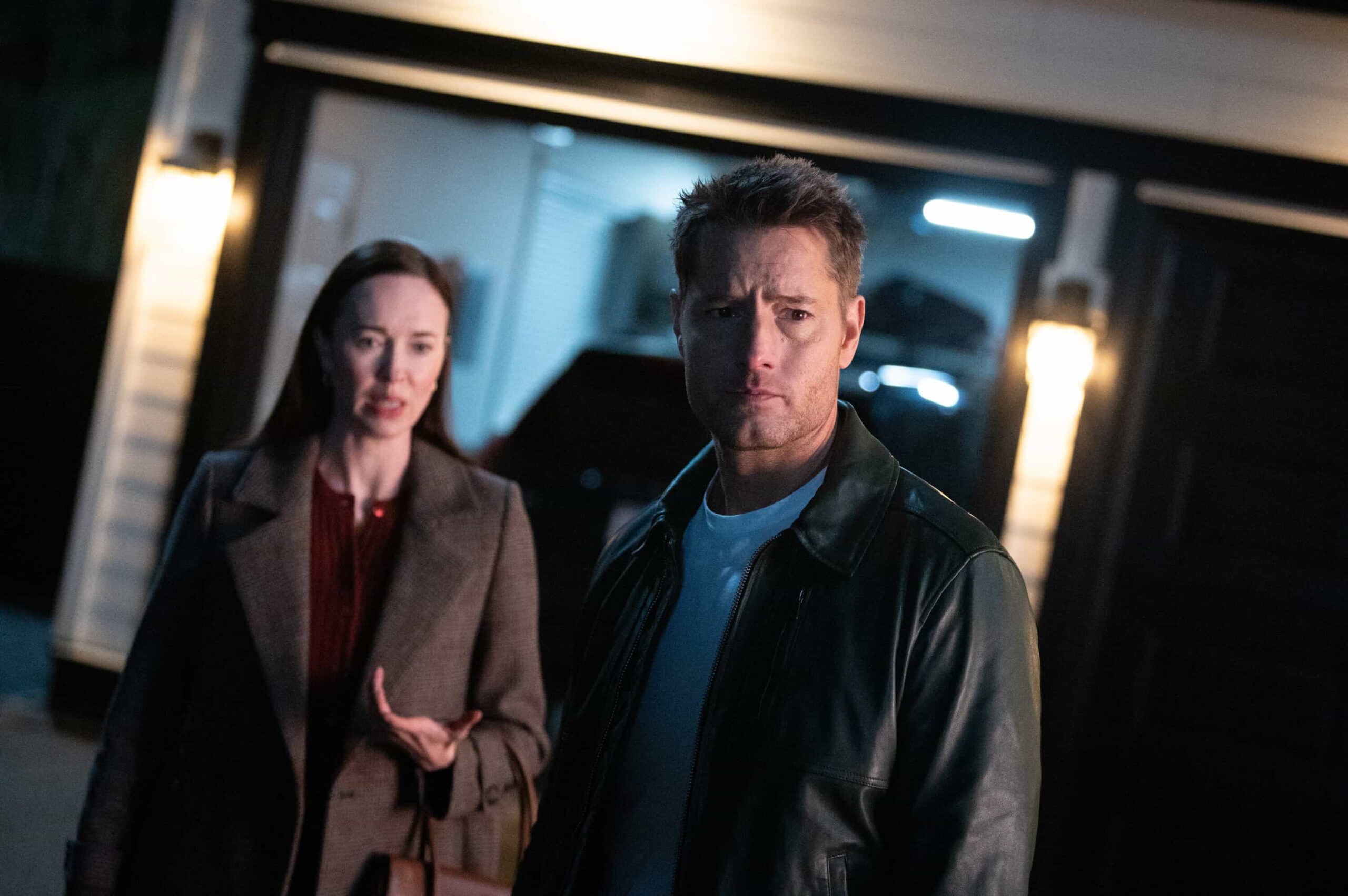 Tracker Season 3 Episode 14 “The Field Trip” – When a young boy disappears during a school field trip at the aquarium, Colter must navigate a volatile father’s desperation to find his son, Sunday, March 29 (9:00-10:00 PM, ET/PT) on the CBS Television Network, and streaming on Paramount+ (live and on-demand for Paramount+ Premium plan subscribers, or on-demand for Paramount+  Pictured: Elyse Levesque as Sara and Justin Hartley as Colter Shaw. Photo: Sergei Bachlakov/CBS ©2026 CBS Broadcasting, Inc. All Rights Reserved.