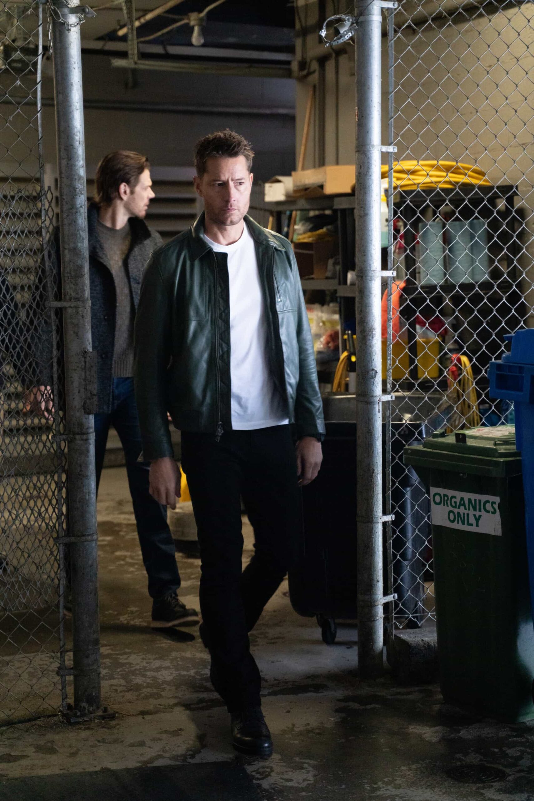 Tracker Season 3 Episode 14 “The Field Trip” – When a young boy disappears during a school field trip at the aquarium, Colter must navigate a volatile father’s desperation to find his son, Sunday, March 29 (9:00-10:00 PM, ET/PT) on the CBS Television Network, and streaming on Paramount+ (live and on-demand for Paramount+ Premium plan subscribers, or on-demand for Paramount+  Pictured: Jon Beavers as James and Justin Hartley as Colter Shaw. Photo: Colin Bentley/CBS ©2026 CBS Broadcasting, Inc. All Rights Reserved.