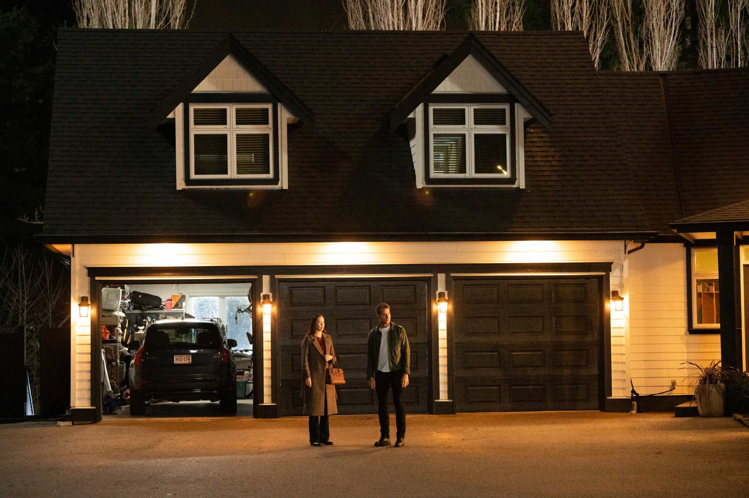 Tracker Season 3 Episode 14 “The Field Trip” – When a young boy disappears during a school field trip at the aquarium, Colter must navigate a volatile father’s desperation to find his son, Sunday, March 29 (9:00-10:00 PM, ET/PT) on the CBS Television Network, and streaming on Paramount+ (live and on-demand for Paramount+ Premium plan subscribers, or on-demand for Paramount+  Pictured: Elyse Levesque as Sara and Justin Hartley as Colter Shaw. Photo: Sergei Bachlakov/CBS ©2026 CBS Broadcasting, Inc. All Rights Reserved.